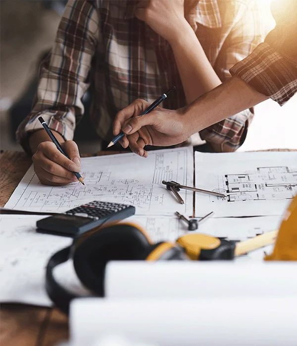 Architekt und Ingenieur bei der Arbeit mit Plänen für ein architektonisches Projekt, Ingenieur bei der Skizzierung eines Bauprojekts, Konzept für grüne Energie