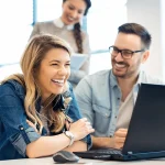 RLE Engineering & Services, Mitarbeiter glücklich, arbeiten gemeinsam