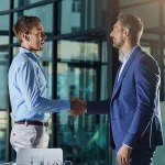 RLE Engineering & Services, Mitarbeiter und Berwerber schütteln Hände
