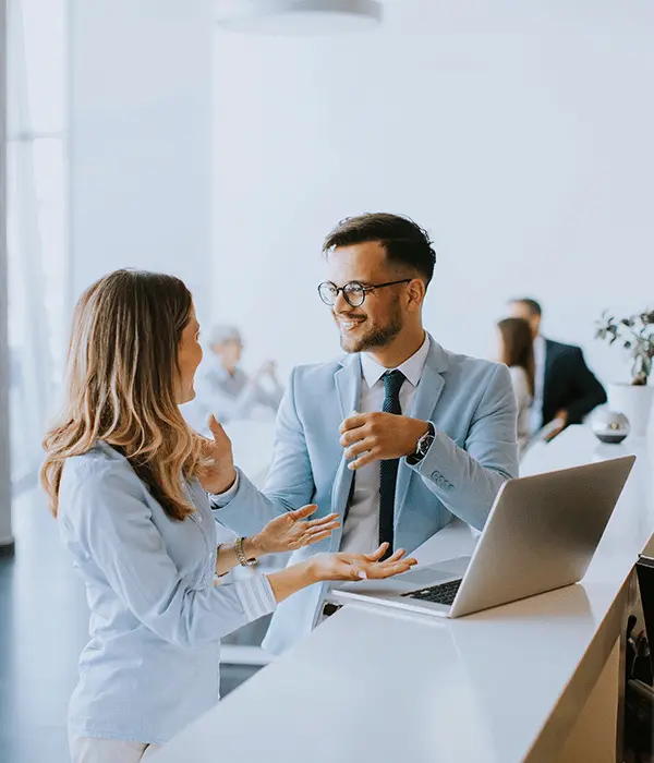 Job Portal RLE Engineering & Services, Mitarbeiter im Gespräch