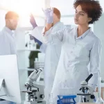 Ein Team medizinischer Forscher arbeitet an der Generation eines experimentellen Medikaments