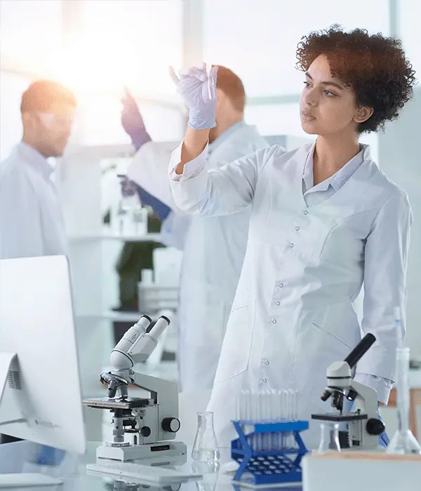 Ein Team medizinischer Forscher arbeitet an der Generation eines experimentellen Medikaments