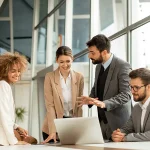 Multiethnische Geschäftsleute und Führungskräfte arbeiten im Unternehmen zusammen