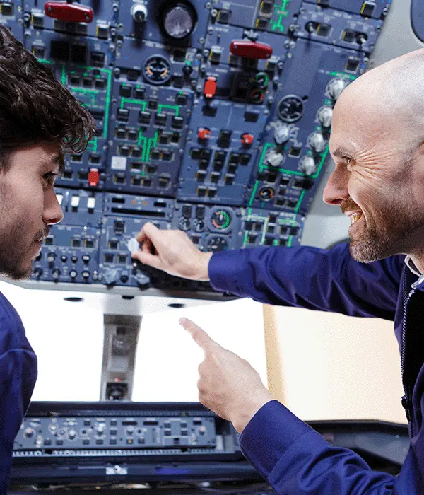 Pilot in der Ausbildung im Cockpit-Simulator