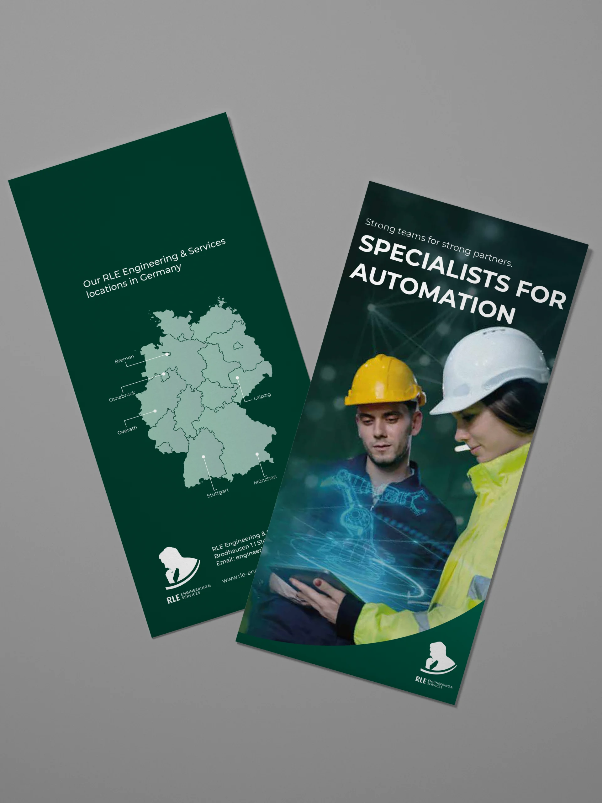 Mock-up eines englischen RLE Engineering & Services Flyers mit Standortkarte Deutschlands und Branchenmotiv. Professionelles Werbematerial zur Präsentation von RLE Engineering & Services Lösungen im Bereich Automatisierung