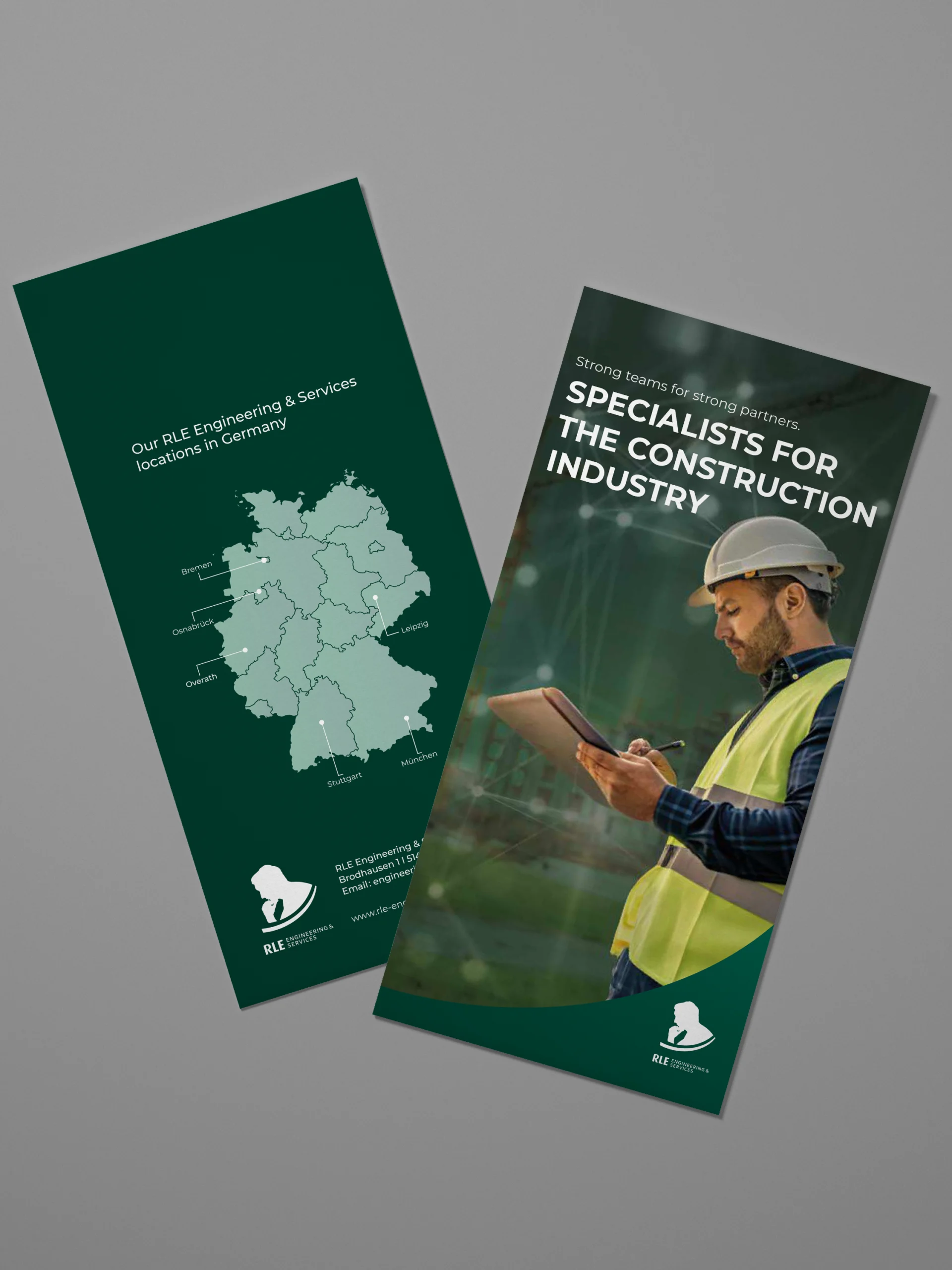 Mock-up eines englischen RLE Engineering & Services Flyers mit Standortkarte Deutschlands und Branchenmotiv. Professionelles Werbematerial zur Präsentation von RLE Engineering & Services Lösungen im Bereich Bauwesen