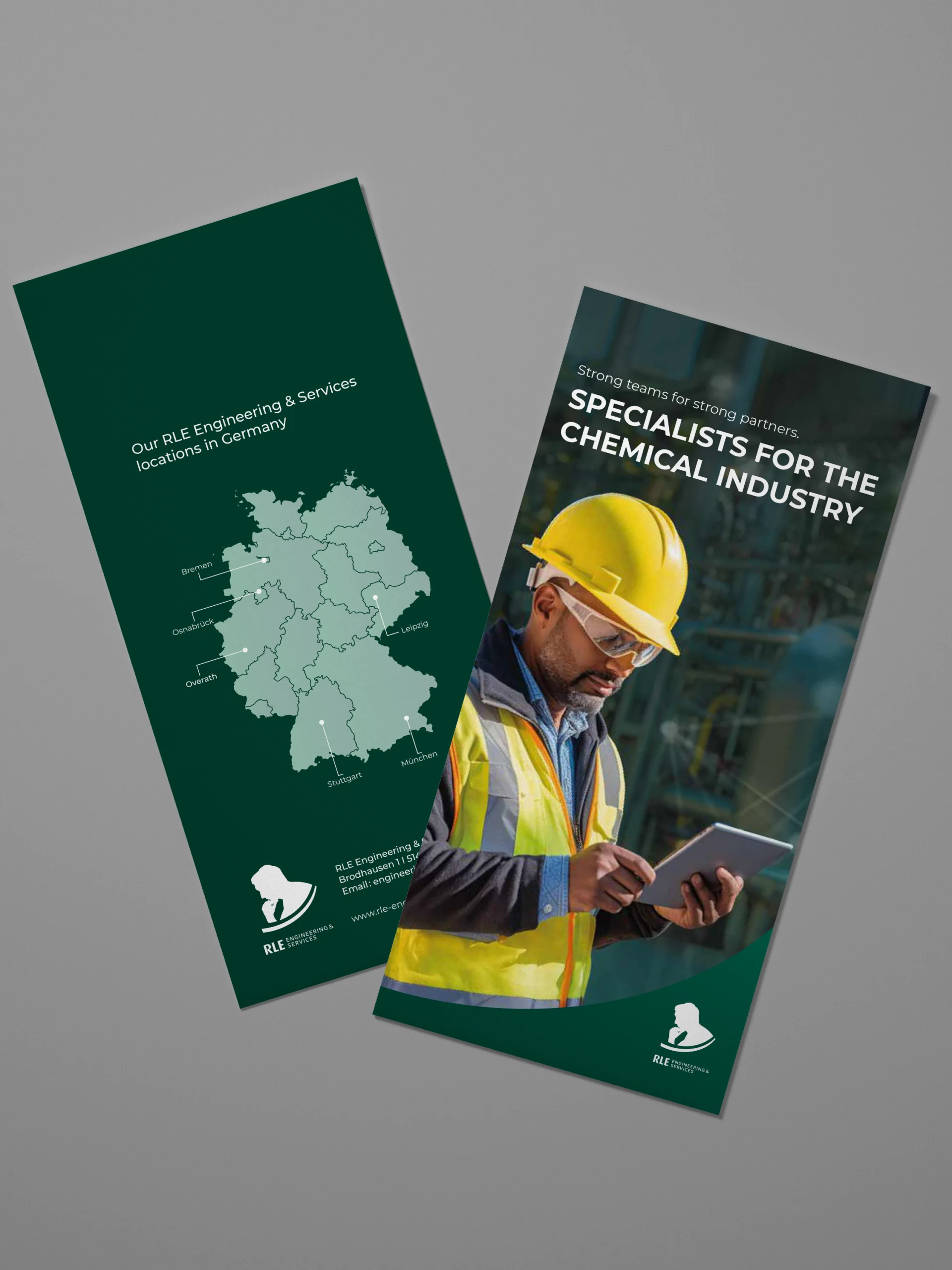 Mock-up eines englischen RLE Engineering & Services Flyers mit Standortkarte Deutschlands und Branchenmotiv. Professionelles Werbematerial zur Präsentation von RLE Engineering & Services Lösungen im Bereich Chemieindustrie