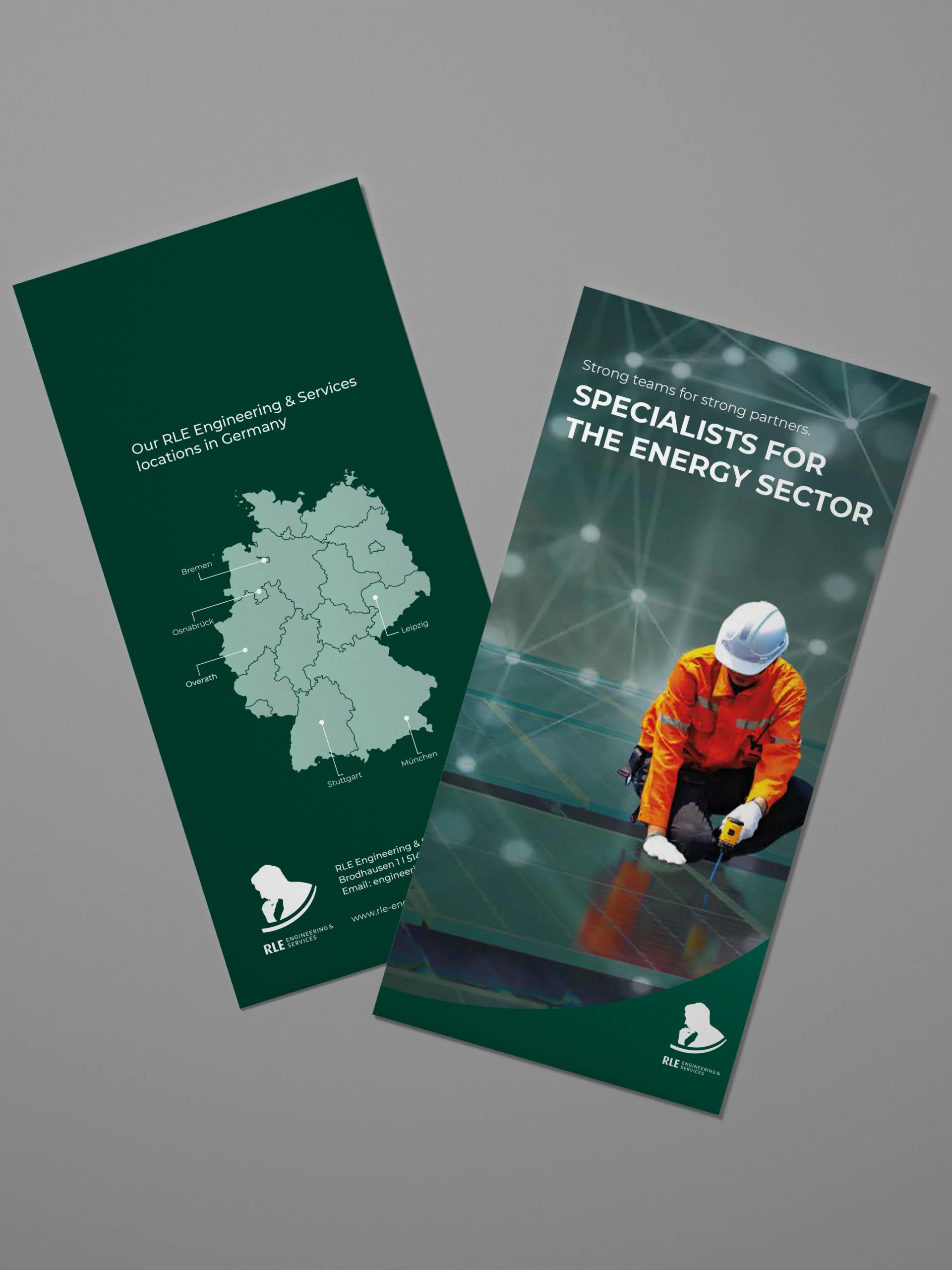 Mock-up eines englischen RLE Engineering & Services Flyers mit Standortkarte Deutschlands und Branchenmotiv. Professionelles Werbematerial zur Präsentation von RLE Engineering & Services Lösungen im Energiesektor