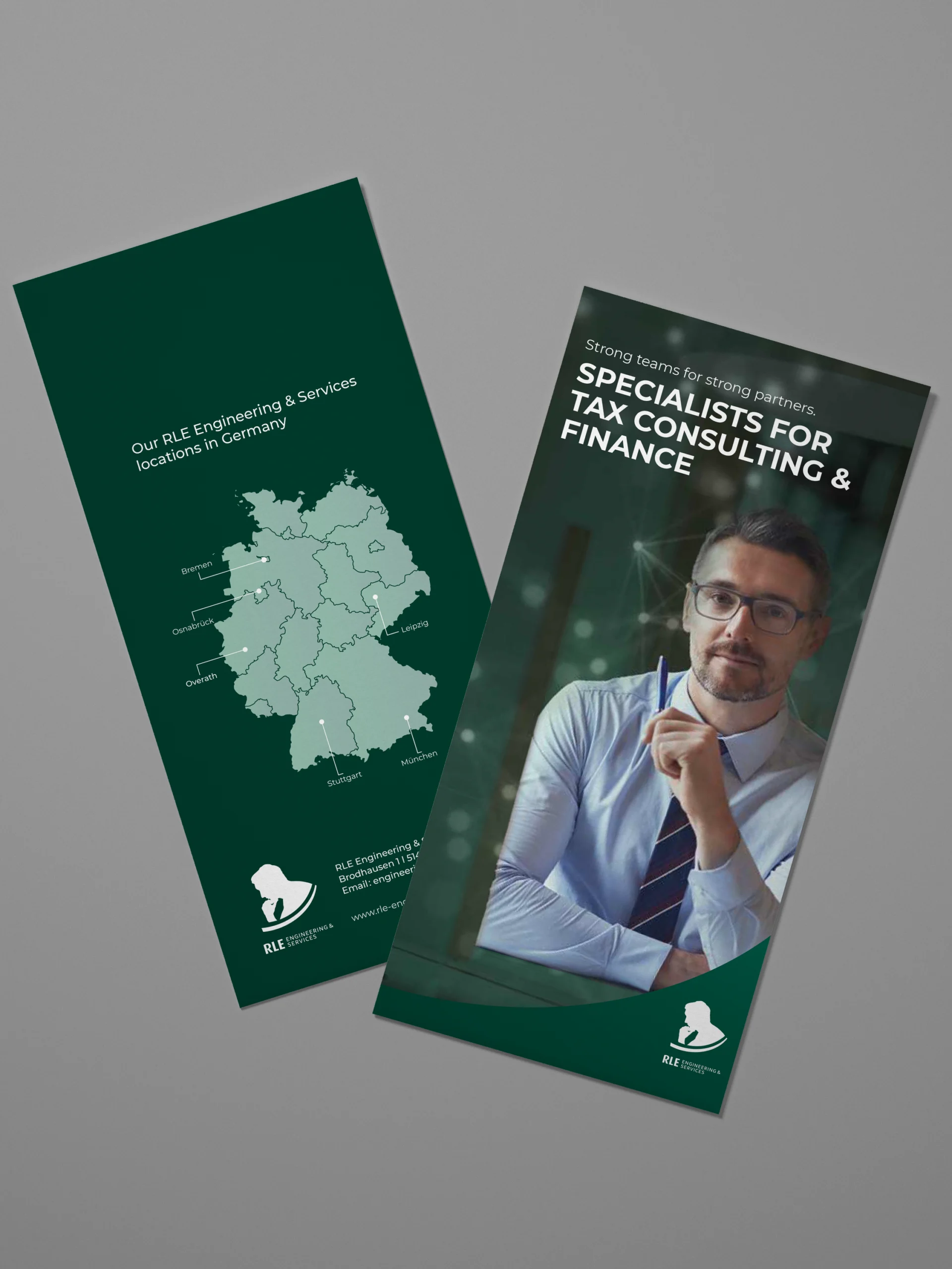 Mock-up eines englischen RLE Engineering & Services Flyers mit Standortkarte Deutschlands und Branchenmotiv. Professionelles Werbematerial zur Präsentation von RLE Engineering & Services Lösungen im Bereich Finanzen und Steuern