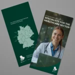 Mock-up eines englischen RLE Engineering & Services Flyers mit Standortkarte Deutschlands und Branchenmotiv. Professionelles Werbematerial zur Präsentation von RLE Engineering & Services Lösungen im Gesundheitssektor