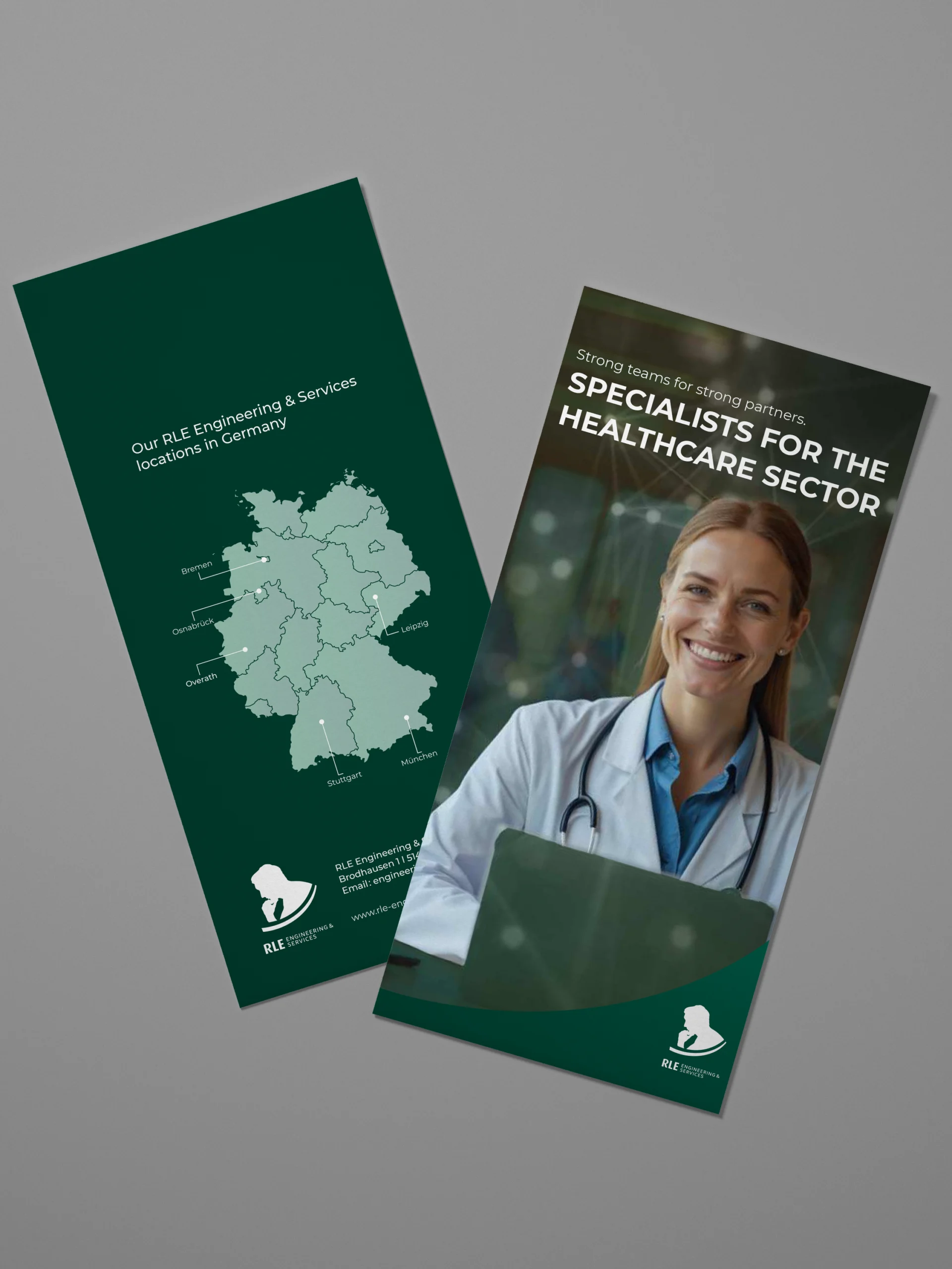 Mock-up eines englischen RLE Engineering & Services Flyers mit Standortkarte Deutschlands und Branchenmotiv. Professionelles Werbematerial zur Präsentation von RLE Engineering & Services Lösungen im Gesundheitssektor