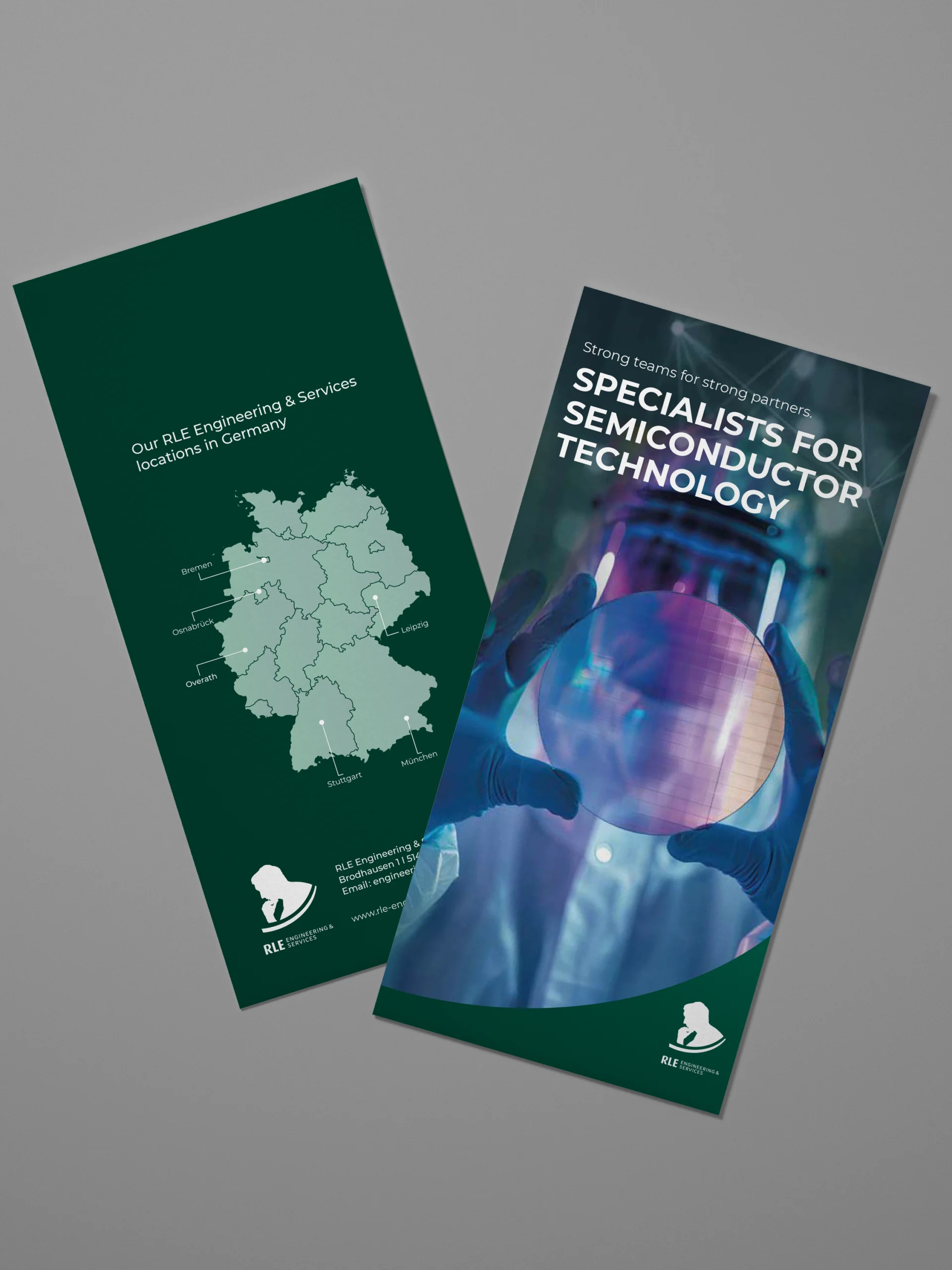 Mock-up eines englischen RLE Engineering & Services Flyers mit Standortkarte Deutschlands und Branchenmotiv. Professionelles Werbematerial zur Präsentation von RLE Engineering & Services Lösungen im Bereich Halbleiter