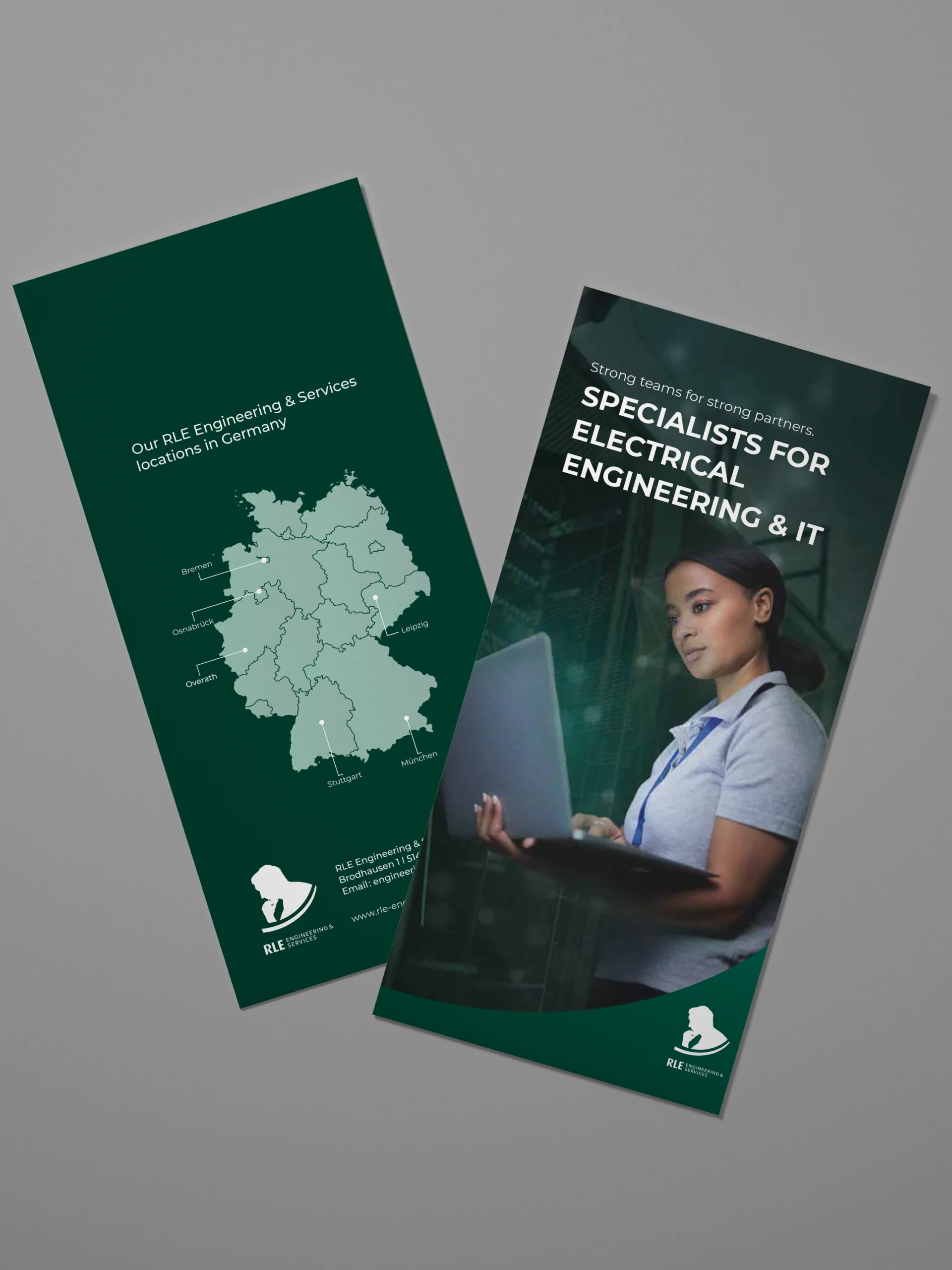 Mock-up eines englischen RLE Engineering & Services Flyers mit Standortkarte Deutschlands und Branchenmotiv. Professionelles Werbematerial zur Präsentation von RLE Engineering & Services Lösungen im Bereich IT