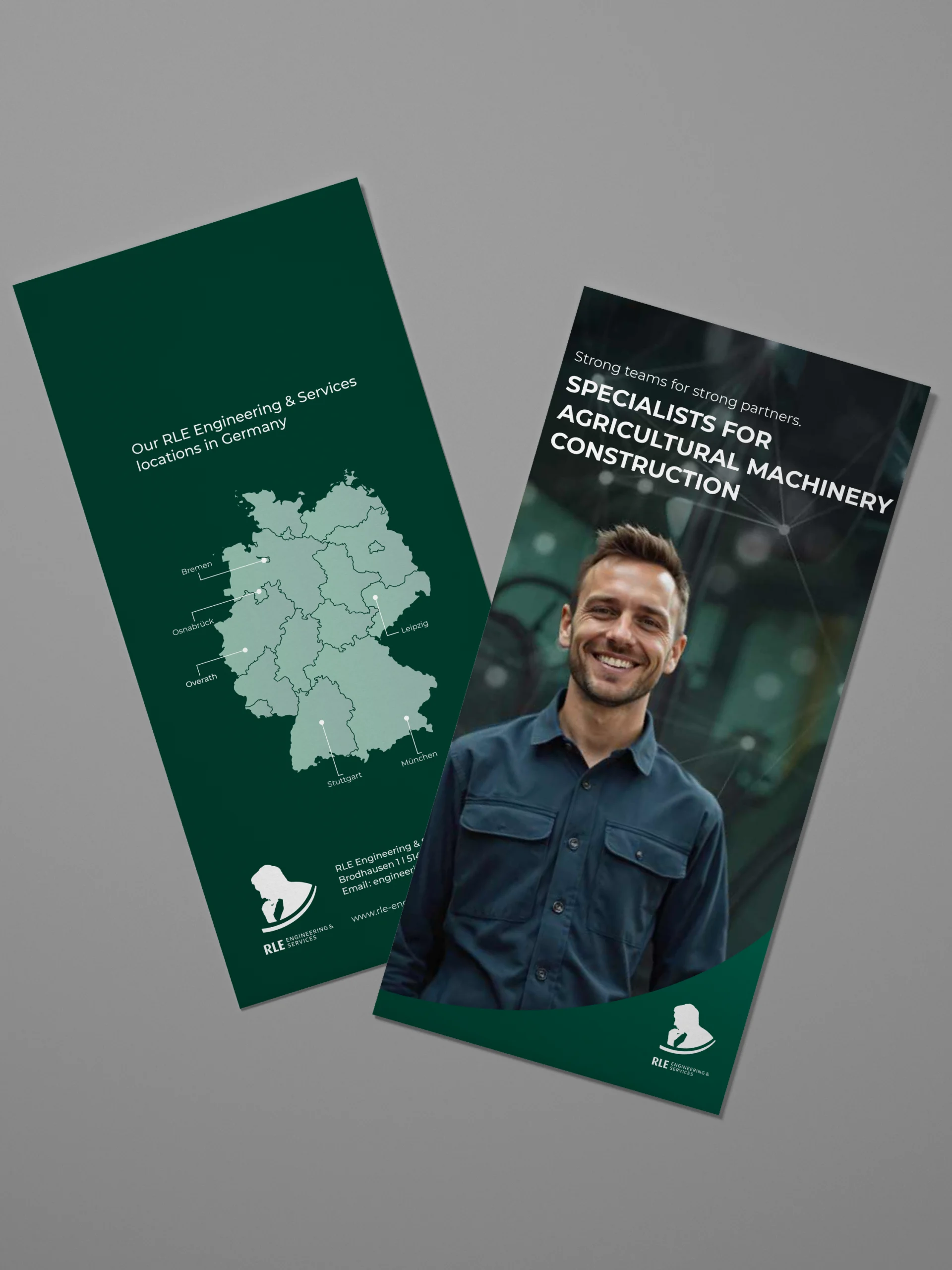Mock-up eines englischen RLE Engineering & Services Flyers mit Standortkarte Deutschlands und Branchenmotiv. Professionelles Werbematerial zur Präsentation von RLE Engineering & Services Lösungen im Bereich Landmaschinen