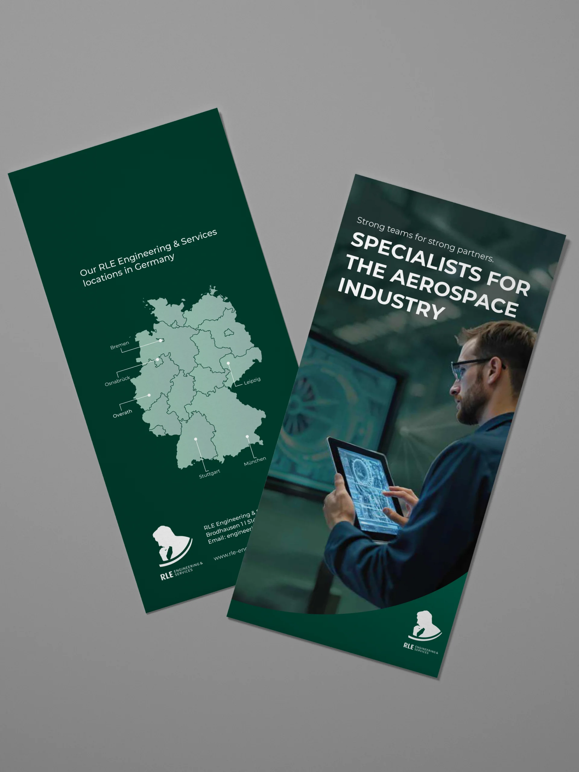 Mock-up eines englischen RLE Engineering & Services Flyers mit Standortkarte Deutschlands und Branchenmotiv. Professionelles Werbematerial zur Präsentation von RLE Engineering & Services Lösungen im Bereich Luftfahrt