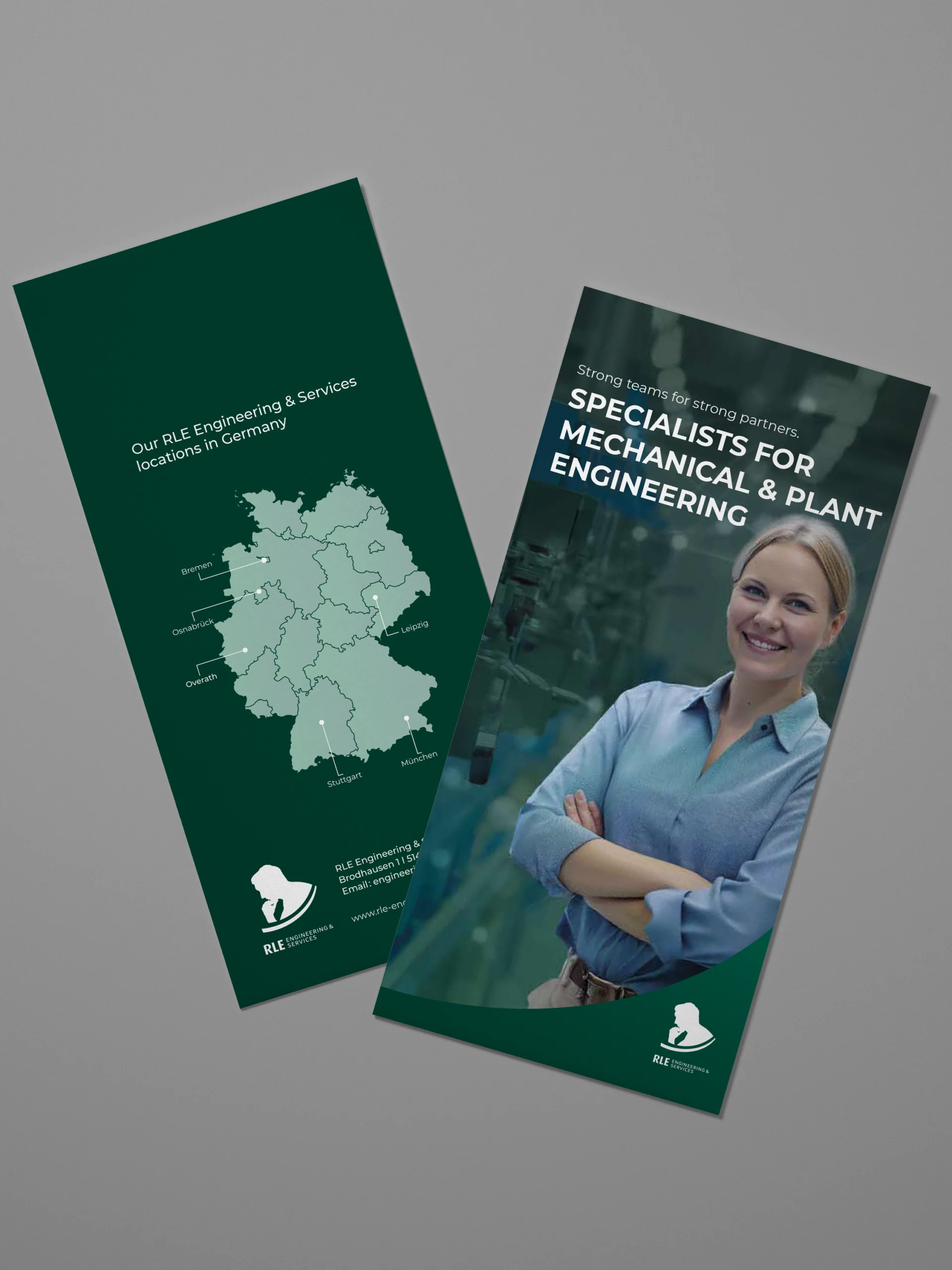 Mock-up eines englischen RLE Engineering & Services Flyers mit Standortkarte Deutschlands und Branchenmotiv. Professionelles Werbematerial zur Präsentation von RLE Engineering & Services Lösungen im Bereich Maschinenbau