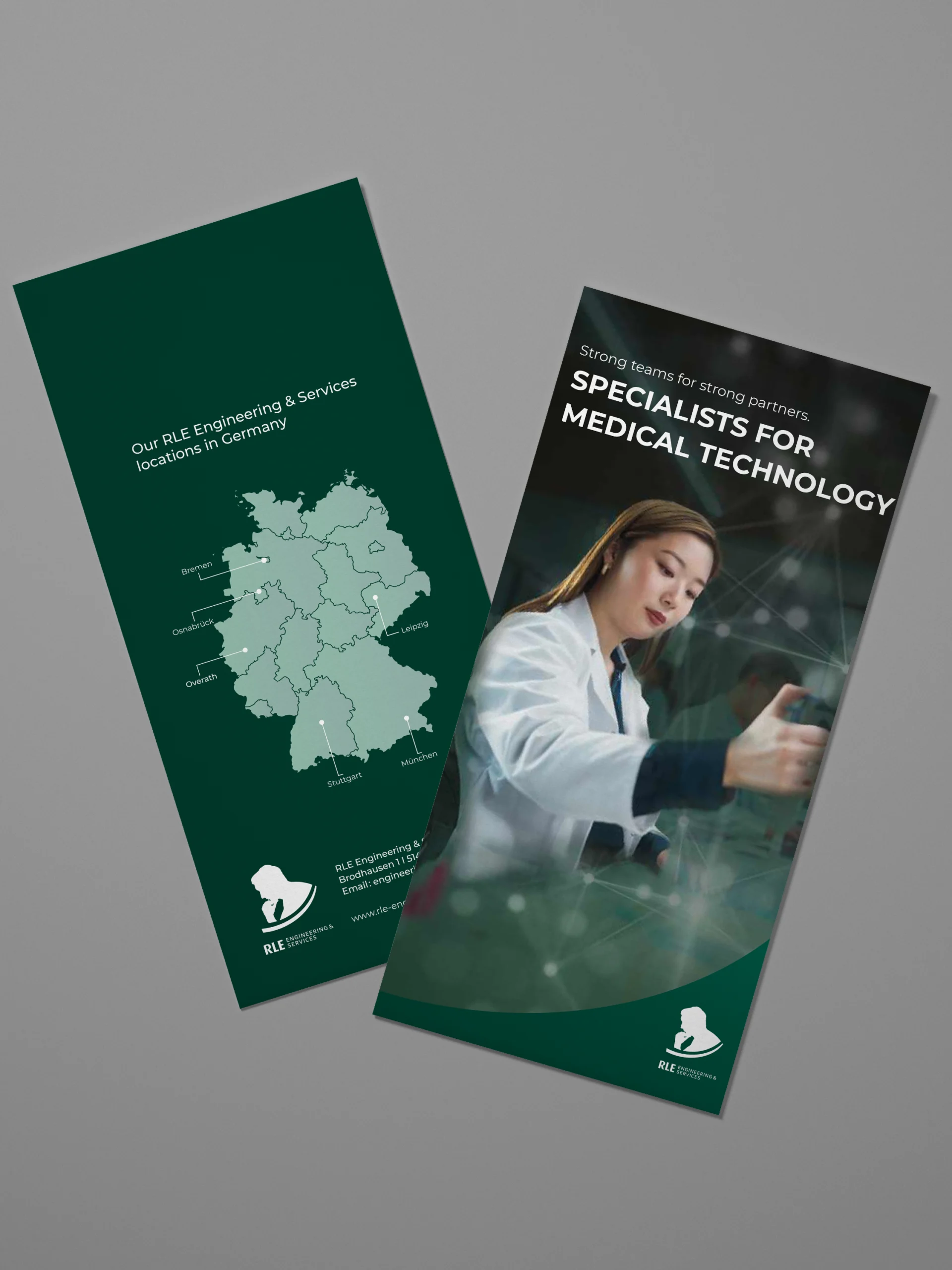 Mock-up eines englischen RLE Engineering & Services Flyers mit Standortkarte Deutschlands und Branchenmotiv. Professionelles Werbematerial zur Präsentation von RLE Engineering & Services Lösungen im Bereich Medizintechnik
