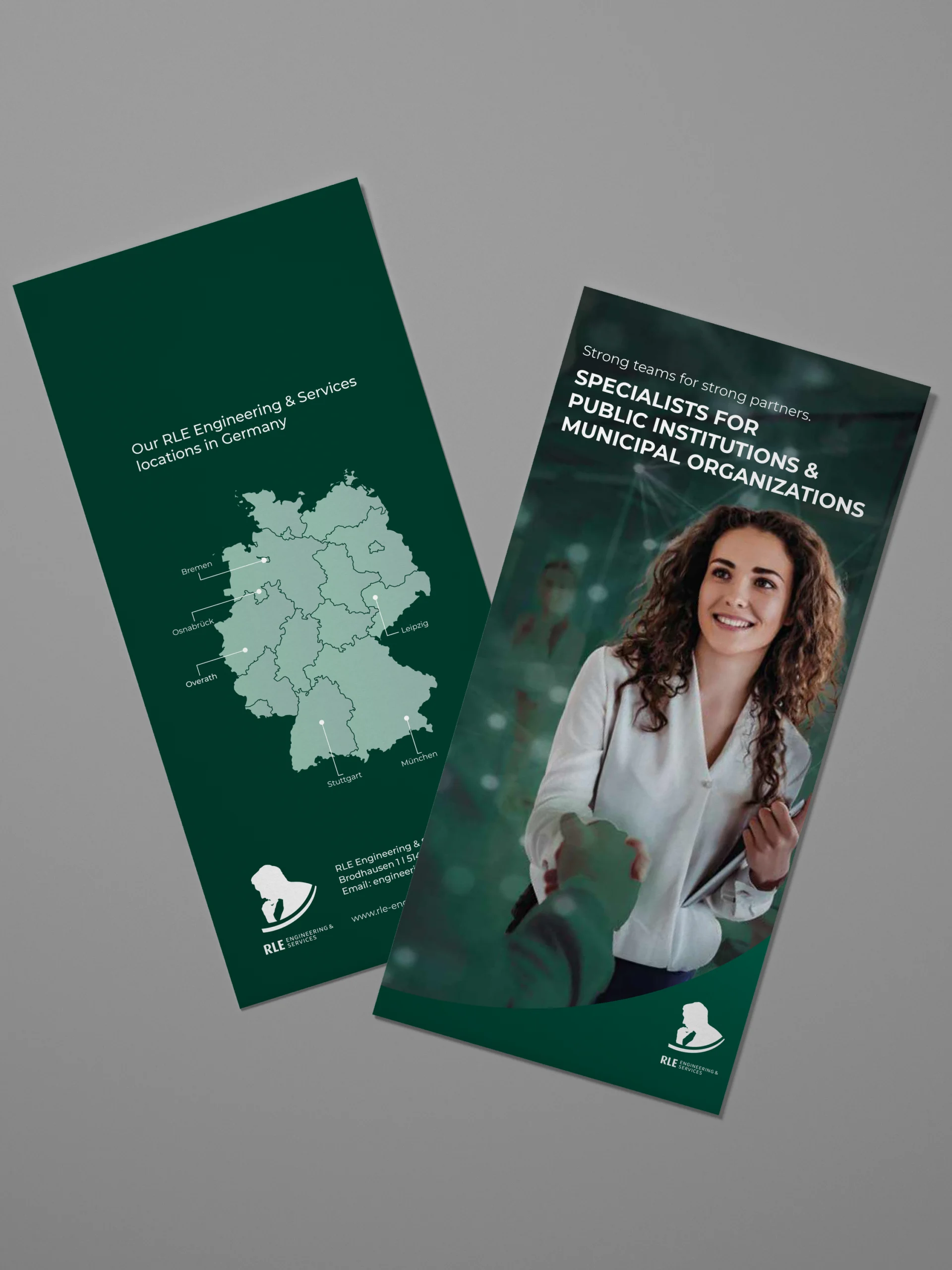 Mock-up eines englischen RLE Engineering & Services Flyers mit Standortkarte Deutschlands und Branchenmotiv. Professionelles Werbematerial zur Präsentation von RLE Engineering & Services Lösungen im Bereich öffentliche Träger & städtische Organisationen