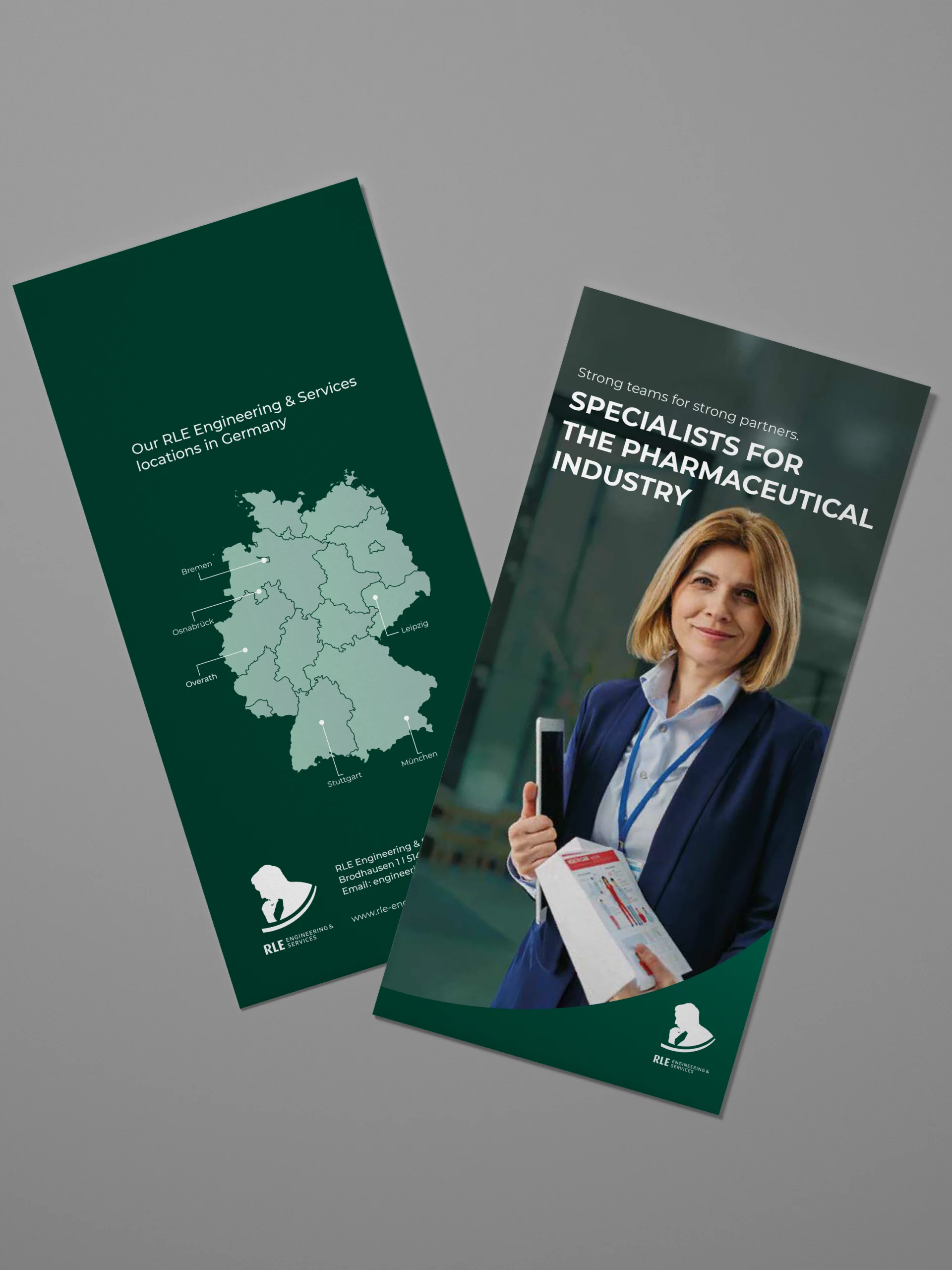Mock-up eines englischen RLE Engineering & Services Flyers mit Standortkarte Deutschlands und Branchenmotiv. Professionelles Werbematerial zur Präsentation von RLE Engineering & Services Lösungen im Bereich Pharmazie/Pharmaindustrie