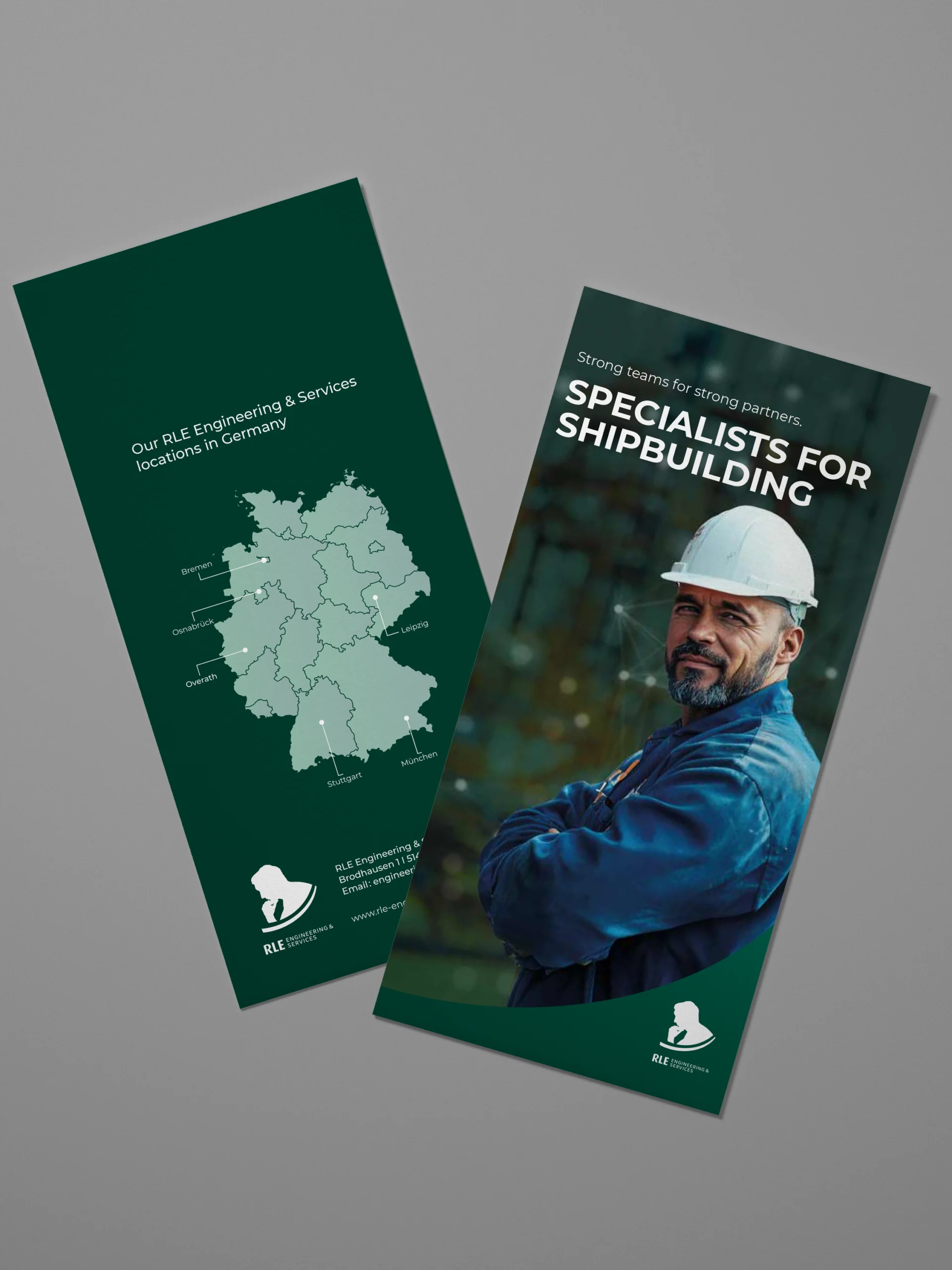 Mock-up eines englischen RLE Engineering & Services Flyers mit Standortkarte Deutschlands und Branchenmotiv. Professionelles Werbematerial zur Präsentation von RLE Engineering & Services Lösungen im Bereich Schiffbau