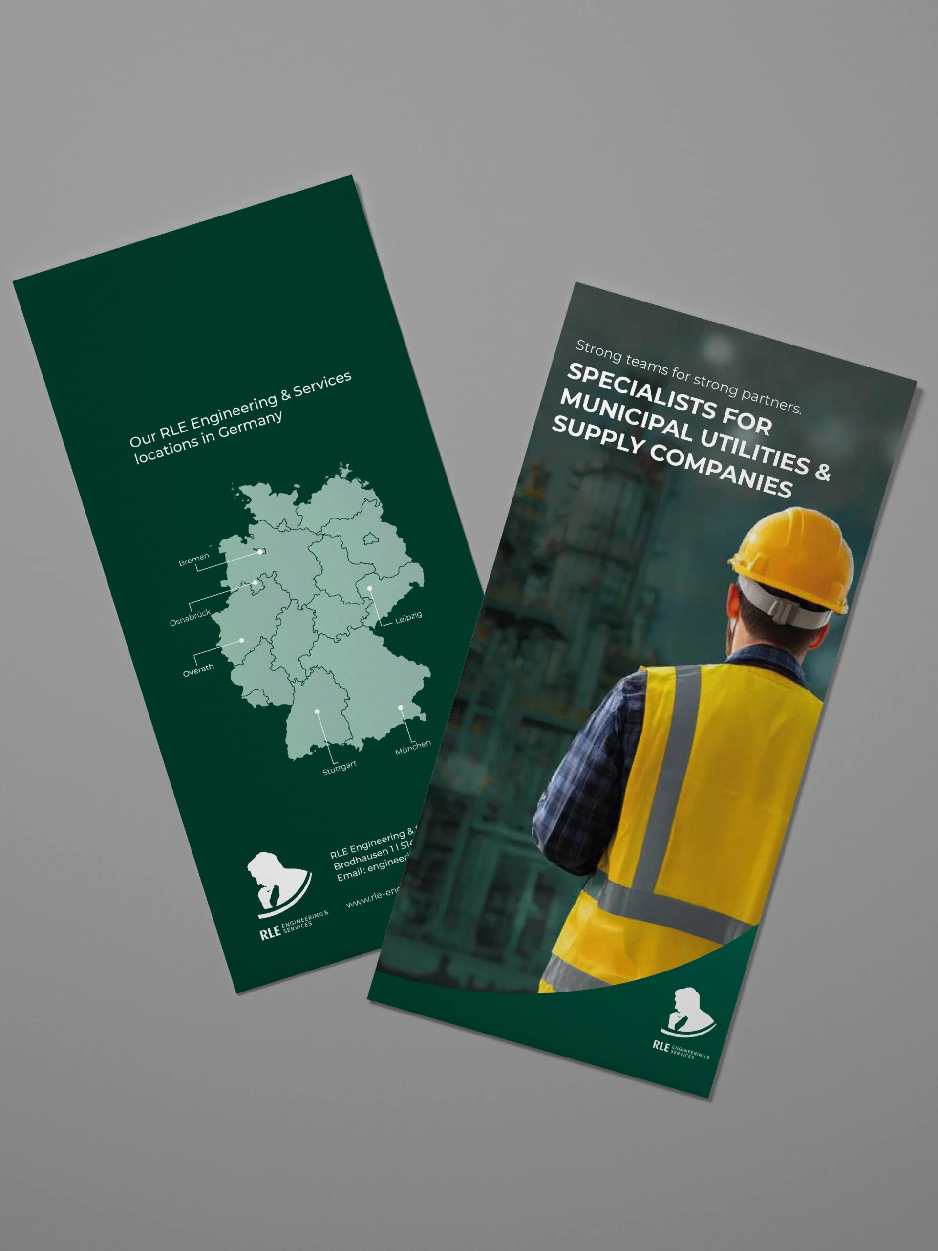 Mock-up eines englischen RLE Engineering & Services Flyers mit Standortkarte Deutschlands und Branchenmotiv. Professionelles Werbematerial zur Präsentation von RLE Engineering & Services Lösungen im Bereich Stromversorger, Wasserwerke
