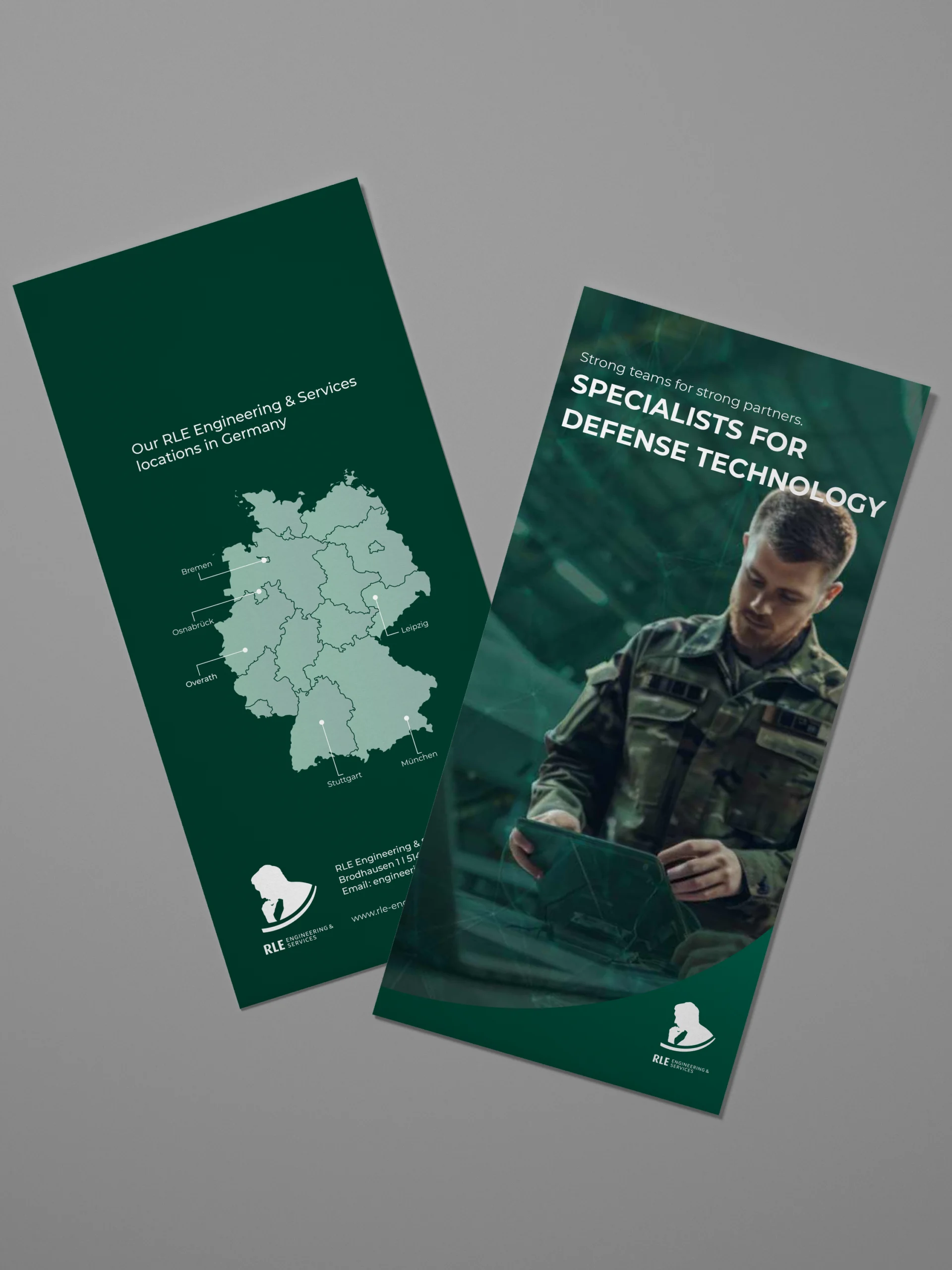 Mock-up eines englischen RLE Engineering & Services Flyers mit Standortkarte Deutschlands und Branchenmotiv. Professionelles Werbematerial zur Präsentation von RLE Engineering & Services Lösungen im Bereich Wehrtechnik.