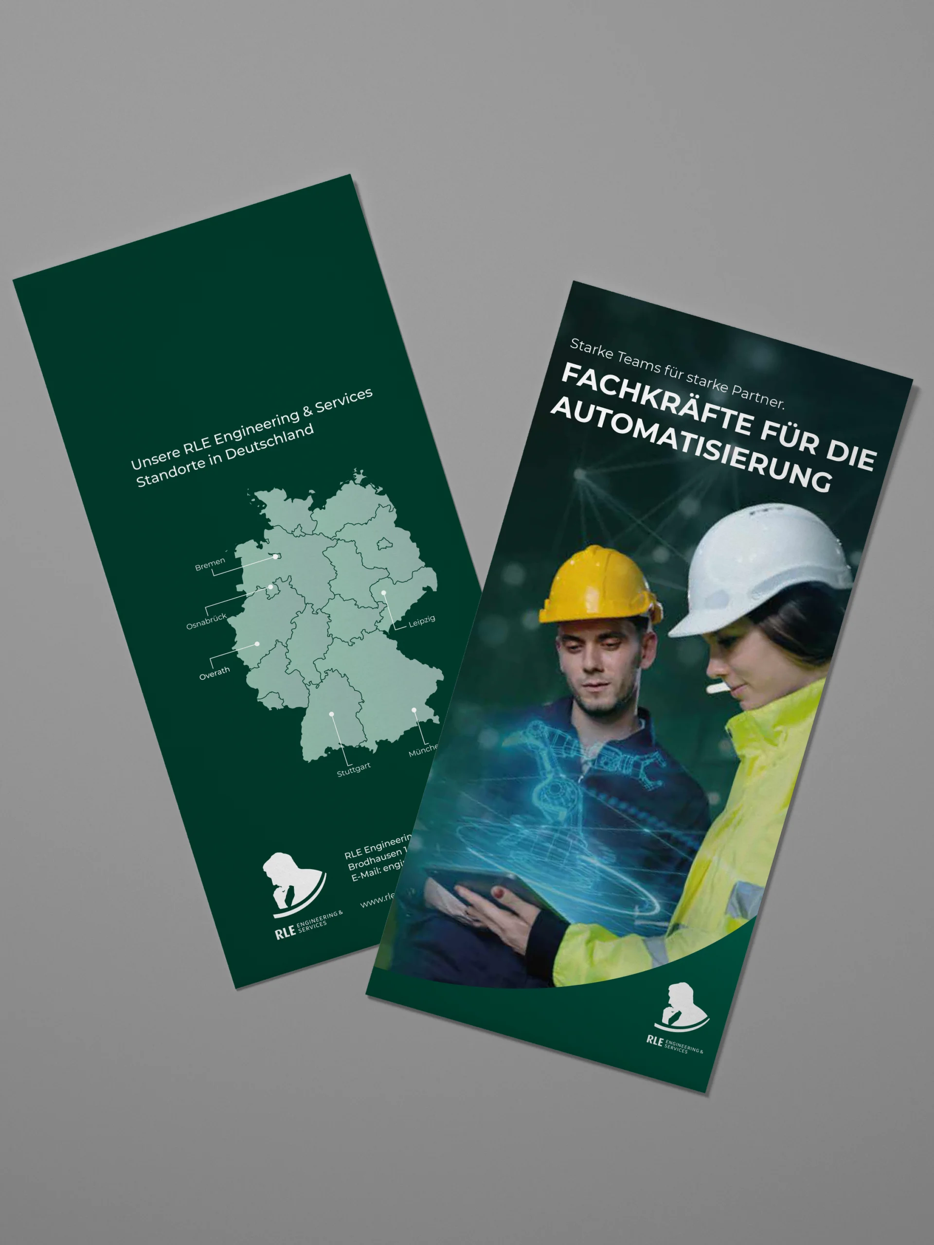 Mock-up eines RLE Engineering & Services Flyers mit Standortkarte Deutschlands und Branchenmotiv. Professionelles Werbematerial zur Präsentation von RLE Engineering & Services Lösungen im Bereich Automatisierung.