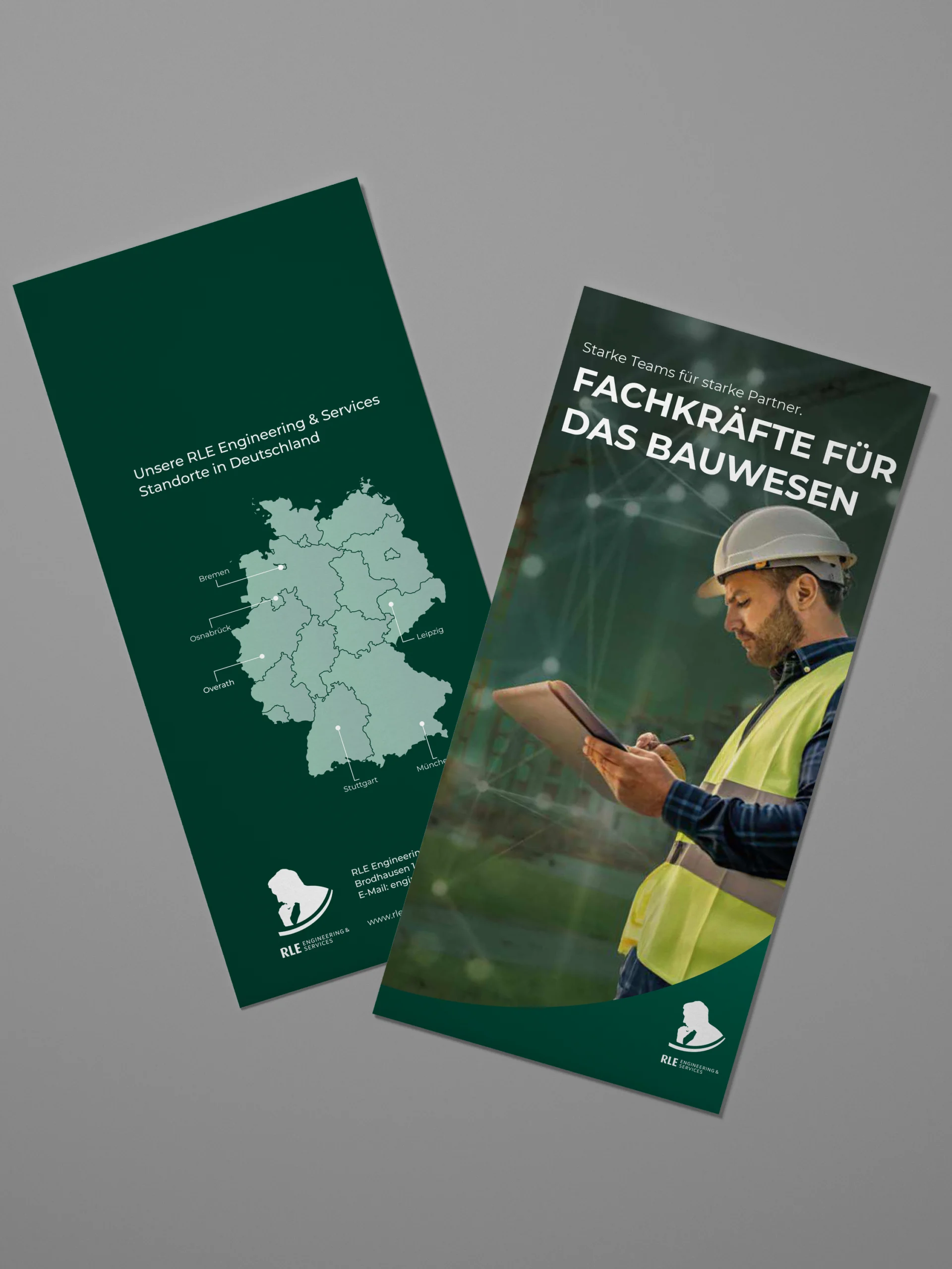 Mock-up eines RLE Engineering & Services Flyers mit Standortkarte Deutschlands und Branchenmotiv. Professionelles Werbematerial zur Präsentation von RLE Engineering & Services Lösungen im Bereich Bauwesen