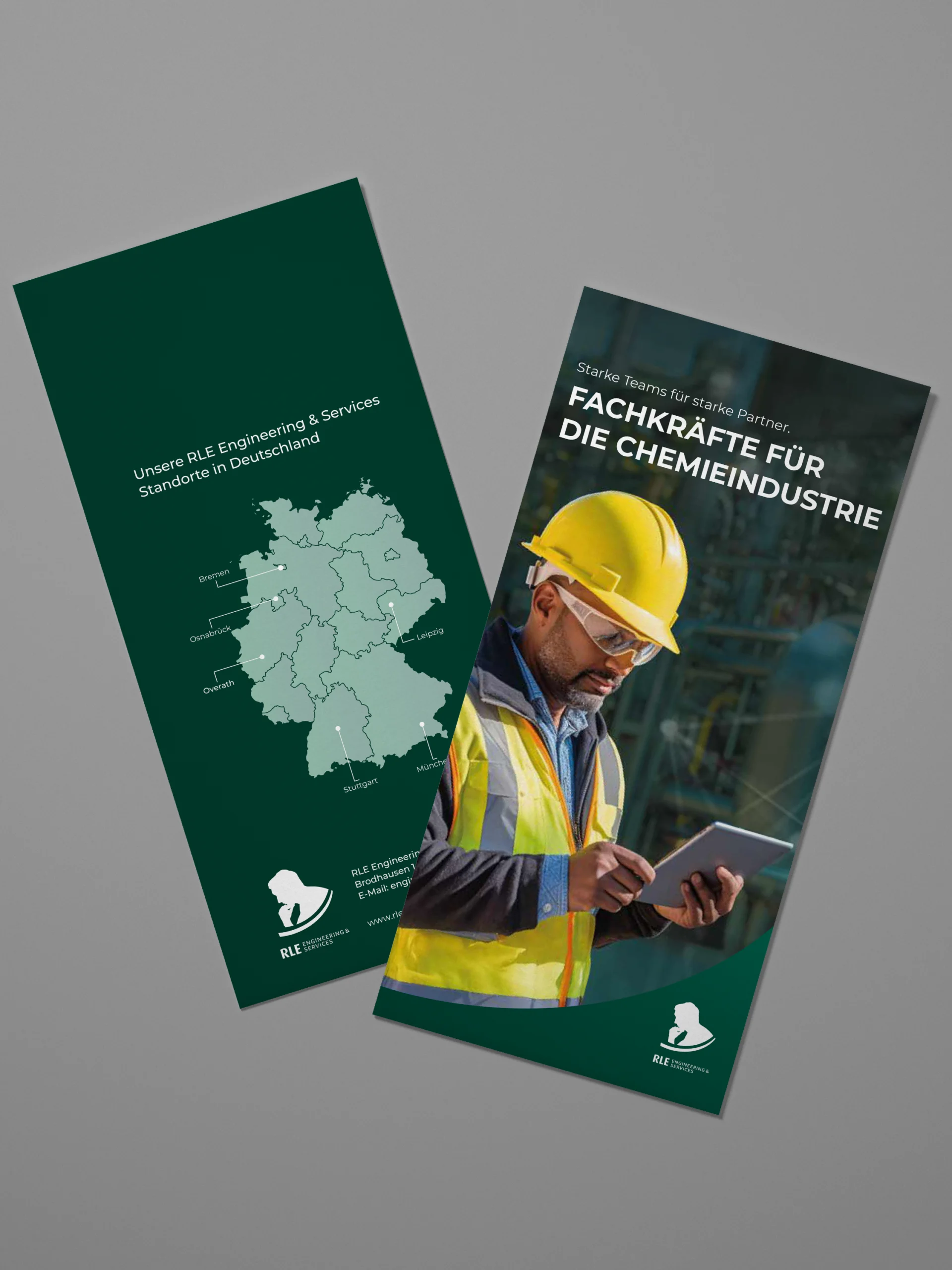 Mock-up eines RLE Engineering & Services Flyers mit Standortkarte Deutschlands und Branchenmotiv. Professionelles Werbematerial zur Präsentation von RLE Engineering & Services Lösungen in der Chemieindustrie