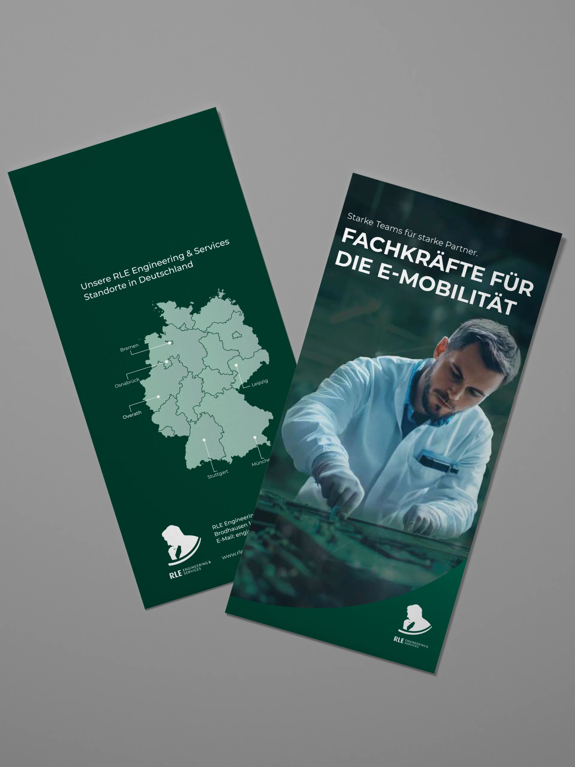 Mock-up eines RLE Engineering & Services Flyers mit Standortkarte Deutschlands und Branchenmotiv. Professionelles Werbematerial zur Präsentation von RLE Engineering & Services Lösungen im Bereich E-Mobility