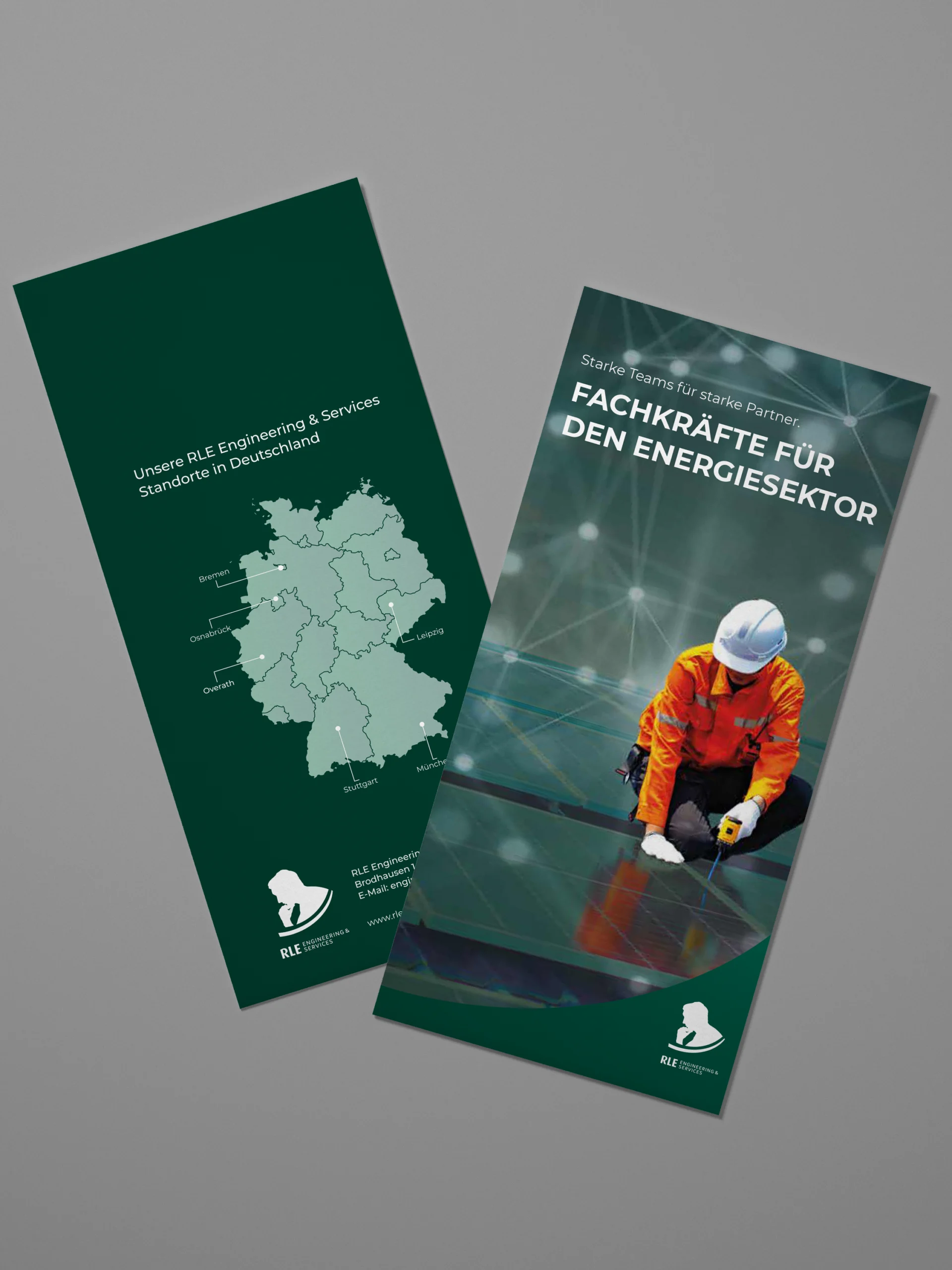Mock-up eines RLE Engineering & Services Flyers mit Standortkarte Deutschlands und Branchenmotiv. Professionelles Werbematerial zur Präsentation von RLE Engineering & Services Lösungen im Energiesektor