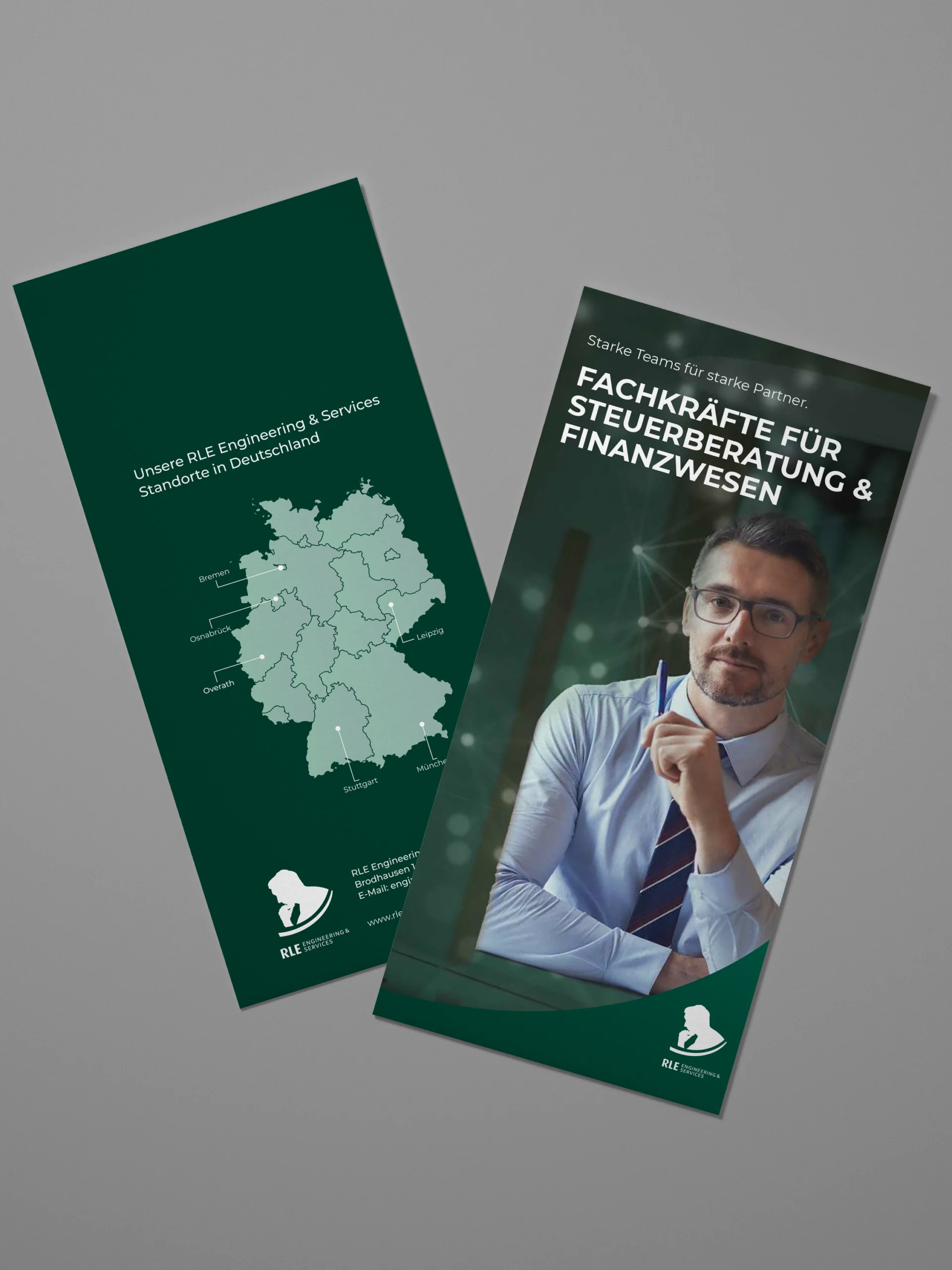Mock-up eines RLE Engineering & Services Flyers mit Standortkarte Deutschlands und Branchenmotiv. Professionelles Werbematerial zur Präsentation von RLE Engineering & Services Lösungen im Bereich Finanzen und Steuern