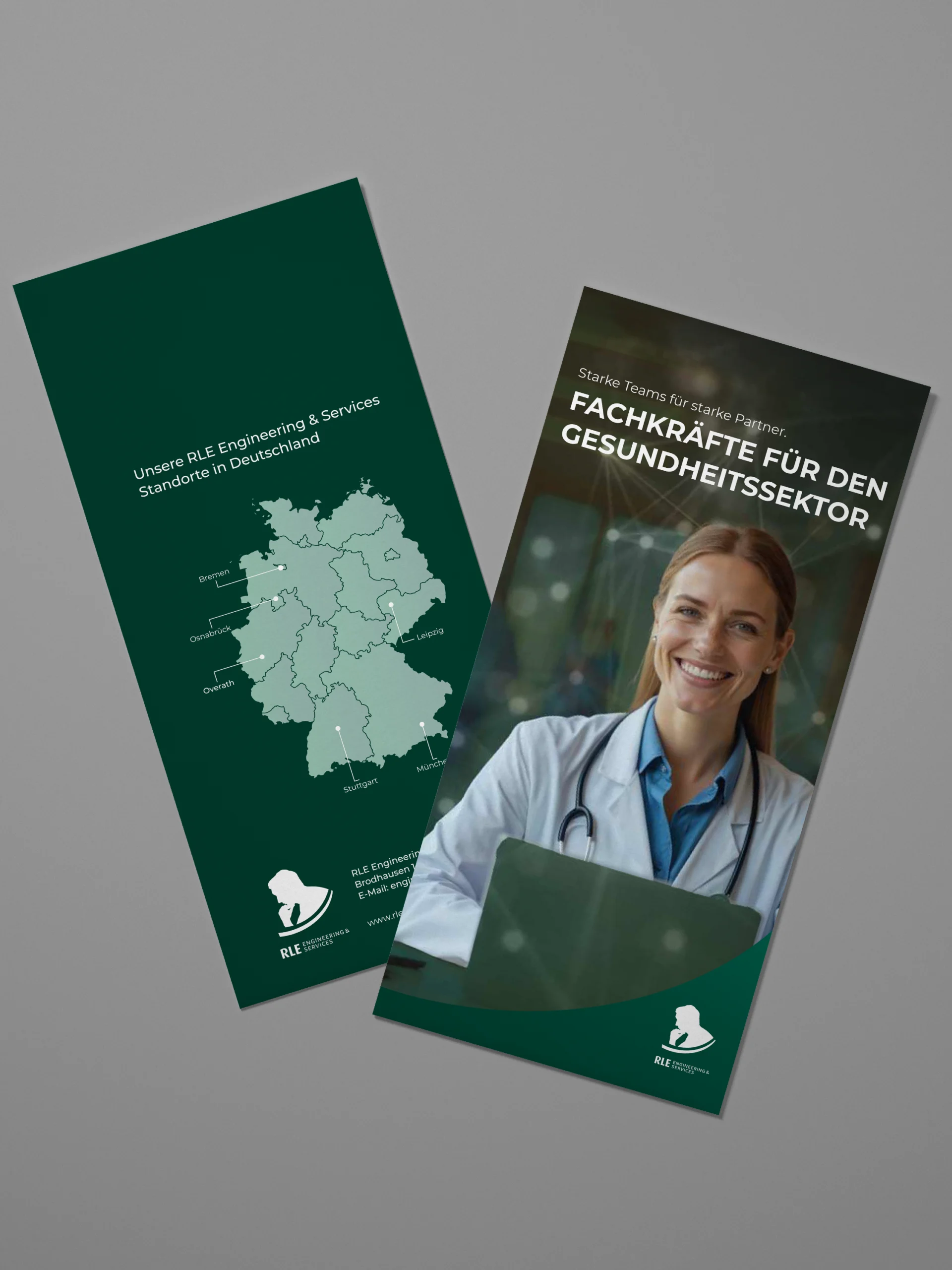 Mock-up eines RLE Engineering & Services Flyers mit Standortkarte Deutschlands und Branchenmotiv. Professionelles Werbematerial zur Präsentation von RLE Engineering & Services Lösungen im Gesundheitssektor