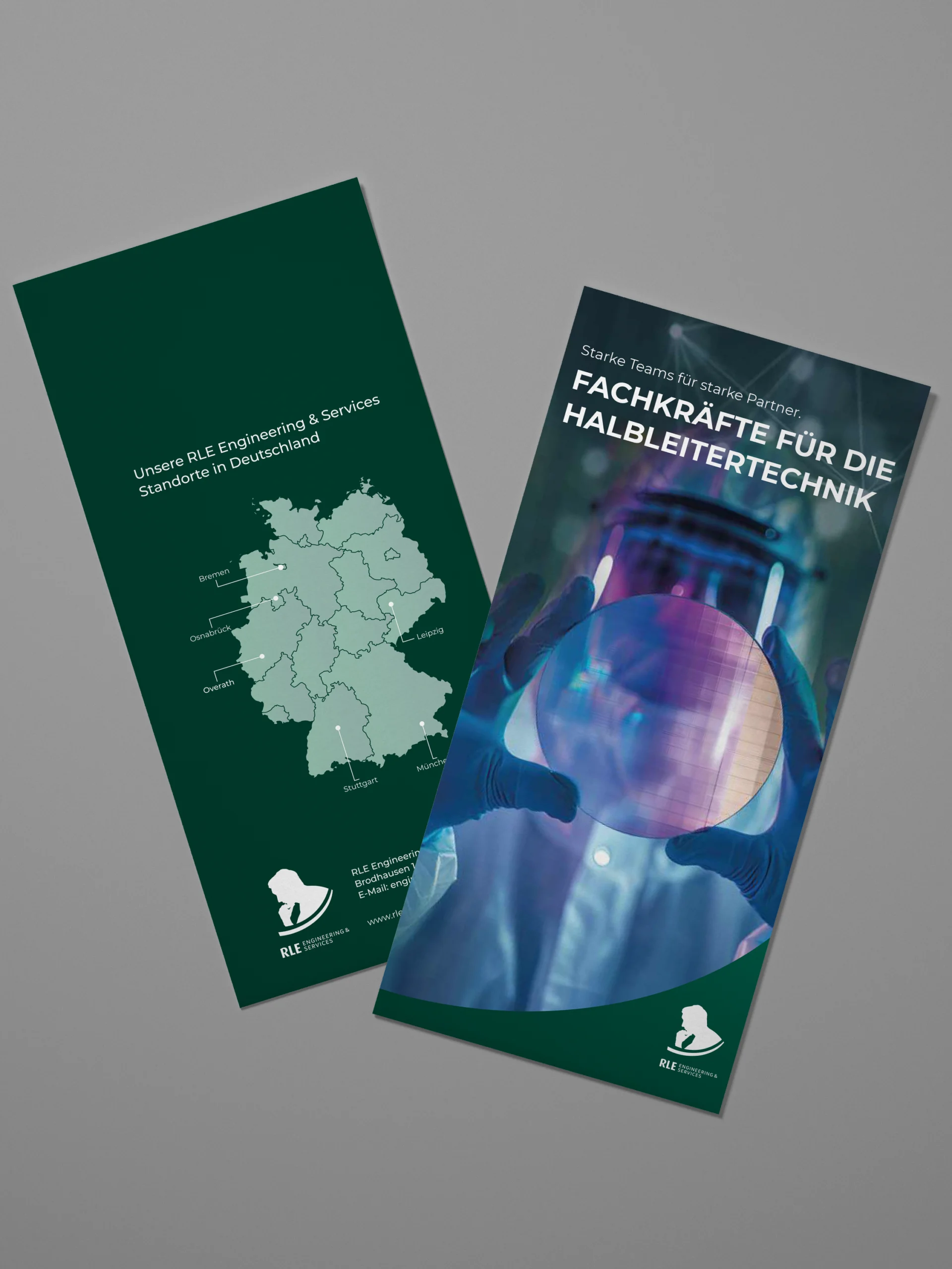 Mock-up eines RLE Engineering & Services Flyers mit Standortkarte Deutschlands und Branchenmotiv. Professionelles Werbematerial zur Präsentation von RLE Engineering & Services Lösungen im Bereich Halbleitertechnik