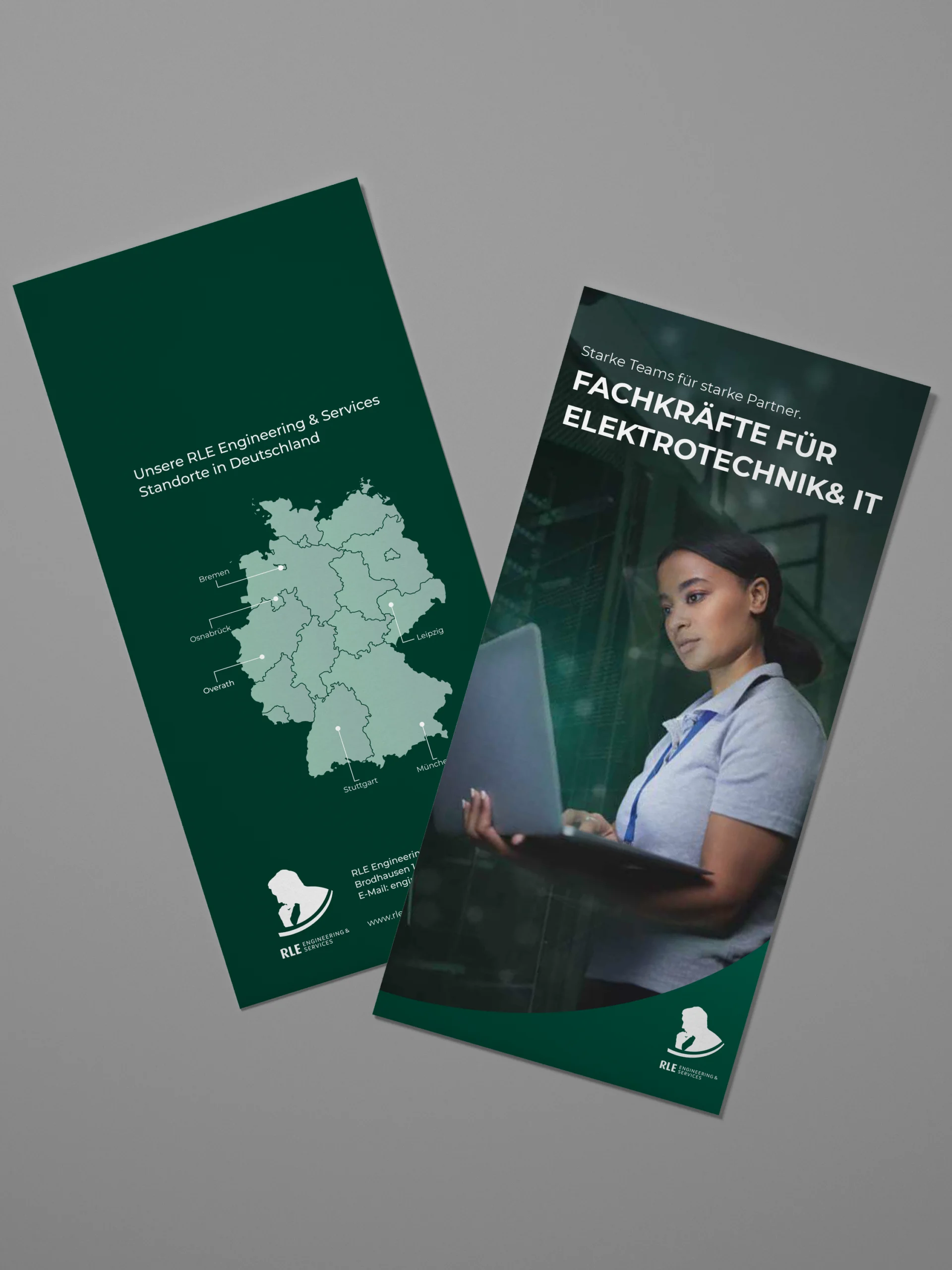 Mock-up eines RLE Engineering & Services Flyers mit Standortkarte Deutschlands und Branchenmotiv. Professionelles Werbematerial zur Präsentation von RLE Engineering & Services Lösungen im Bereich IT