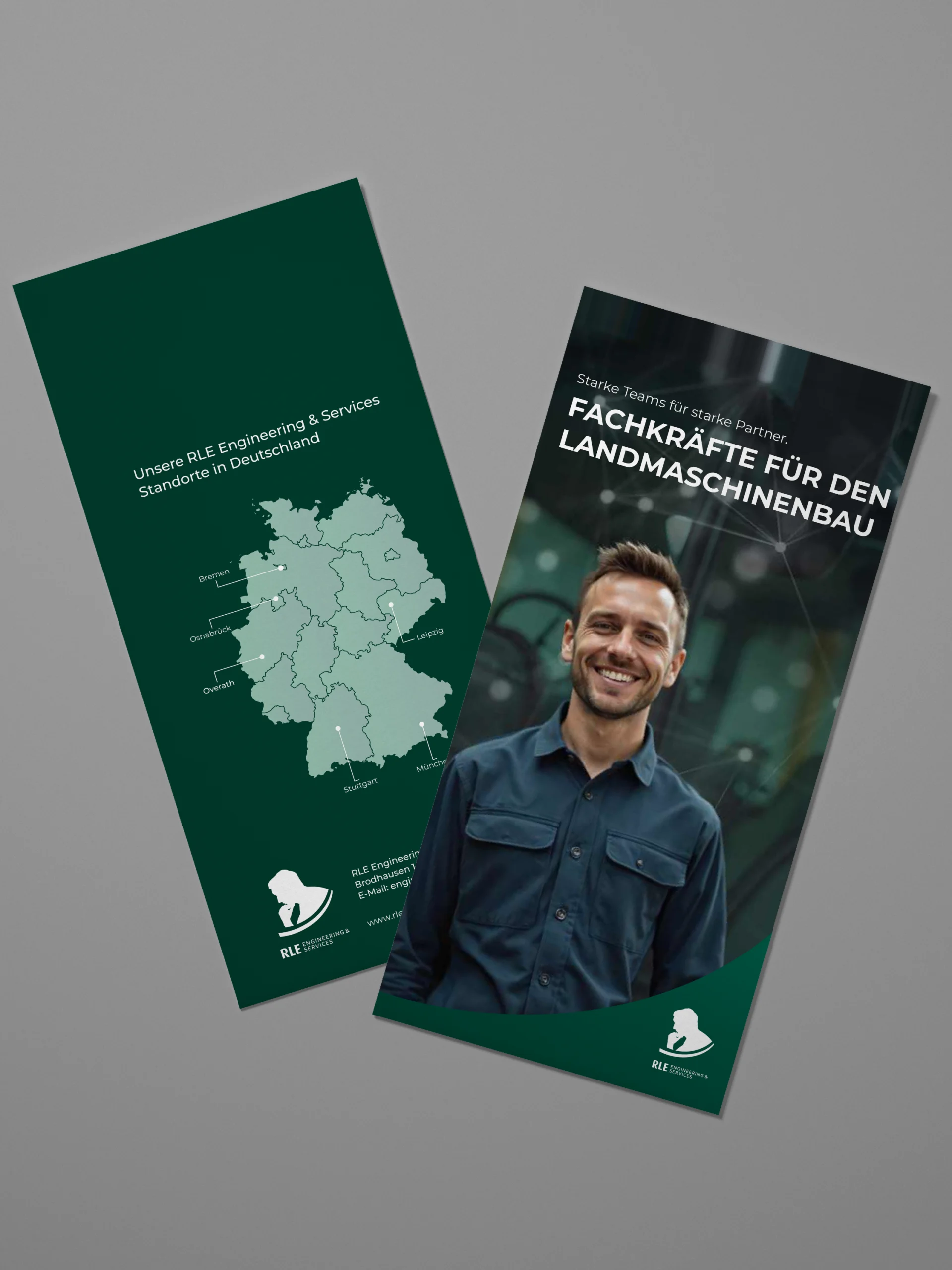 Mock-up eines RLE Engineering & Services Flyers mit Standortkarte Deutschlands und Branchenmotiv. Professionelles Werbematerial zur Präsentation von RLE Engineering & Services Lösungen im Bereich Landmashcinenbau