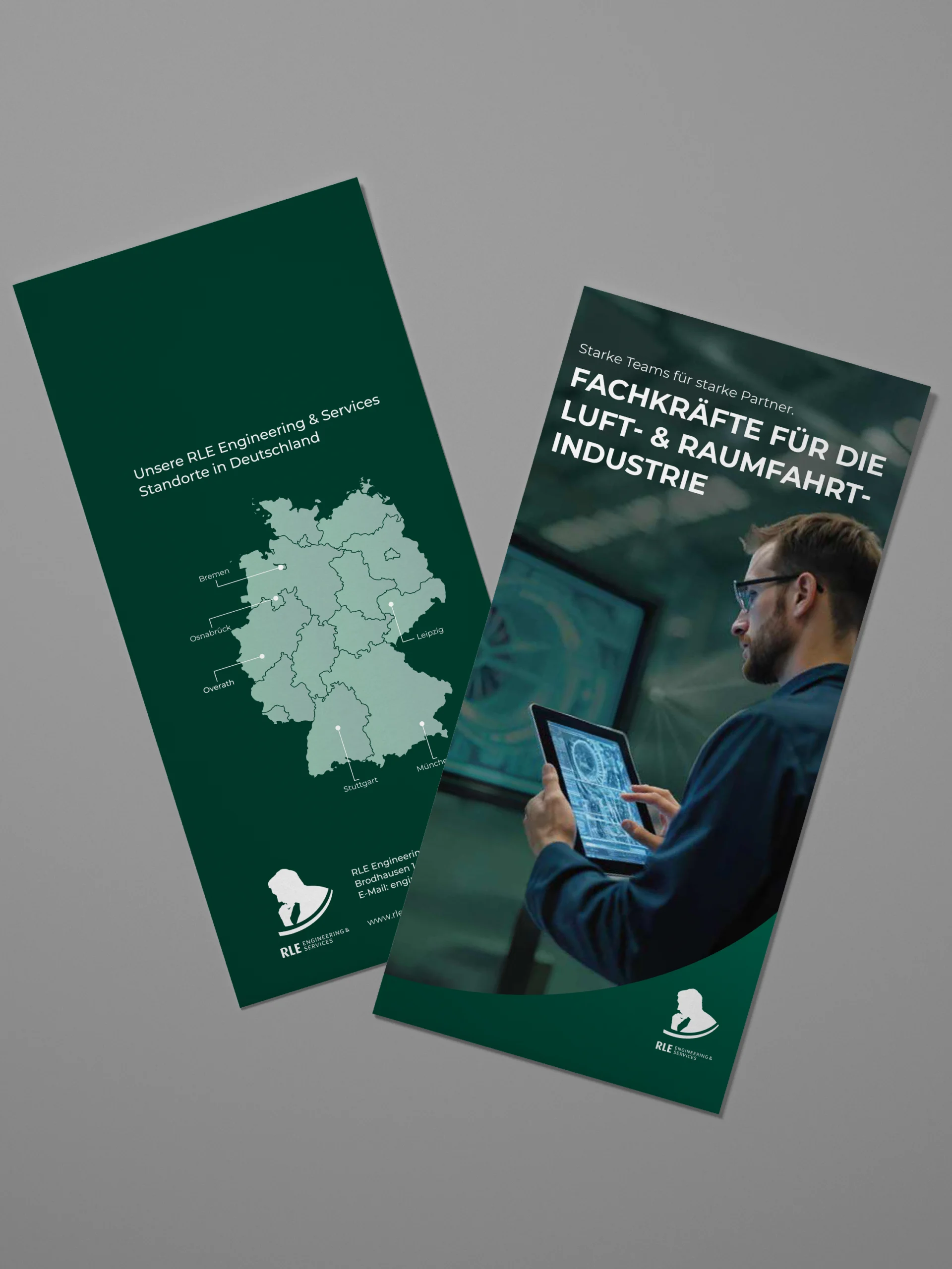 Mock-up eines RLE Engineering & Services Flyers mit Standortkarte Deutschlands und Branchenmotiv. Professionelles Werbematerial zur Präsentation von RLE Engineering & Services Lösungen im Bereich Luftfahrt