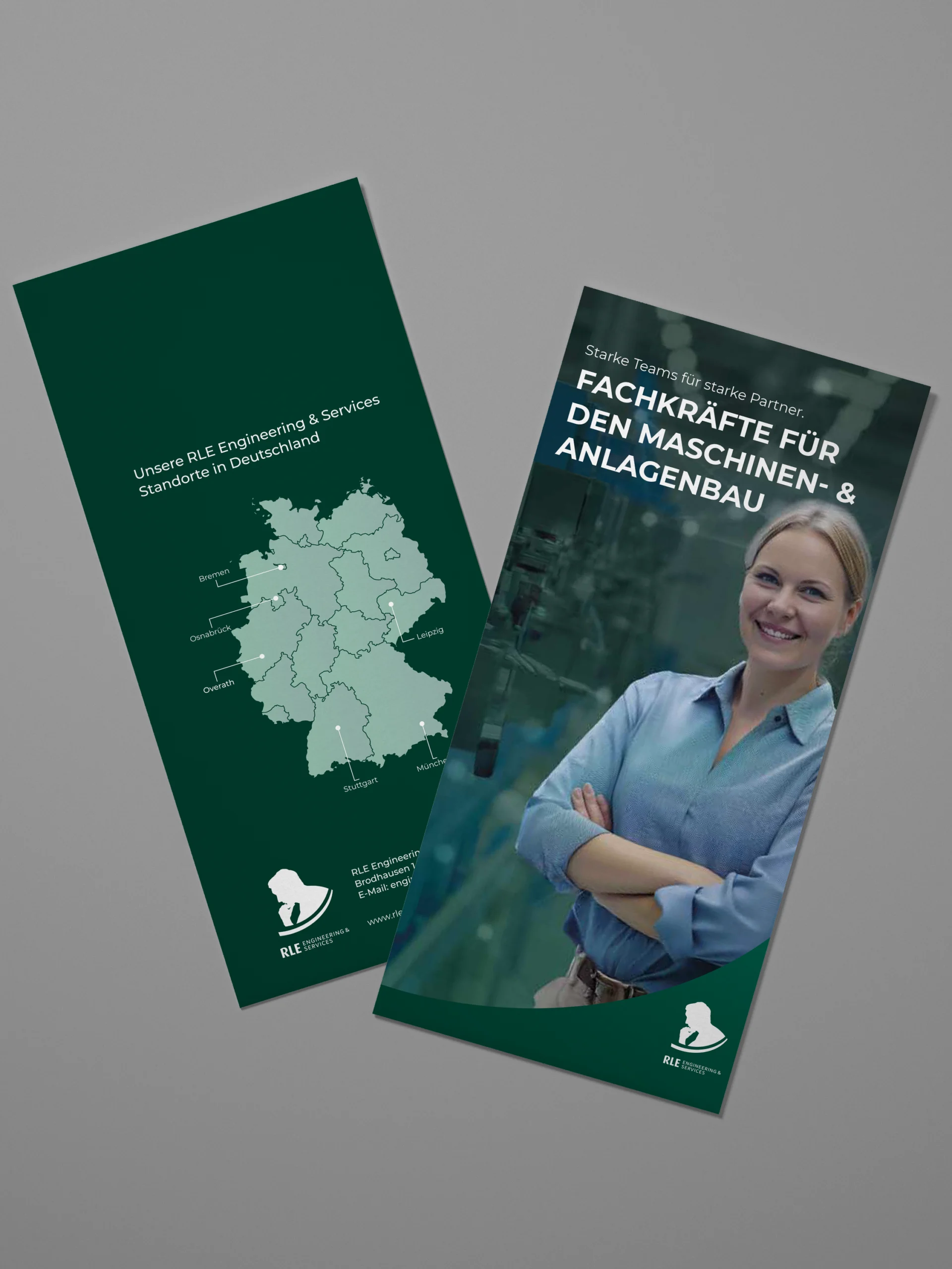 Mock-up eines RLE Engineering & Services Flyers mit Standortkarte Deutschlands und Branchenmotiv. Professionelles Werbematerial zur Präsentation von RLE Engineering & Services Lösungen im Bereich Maschinenbau