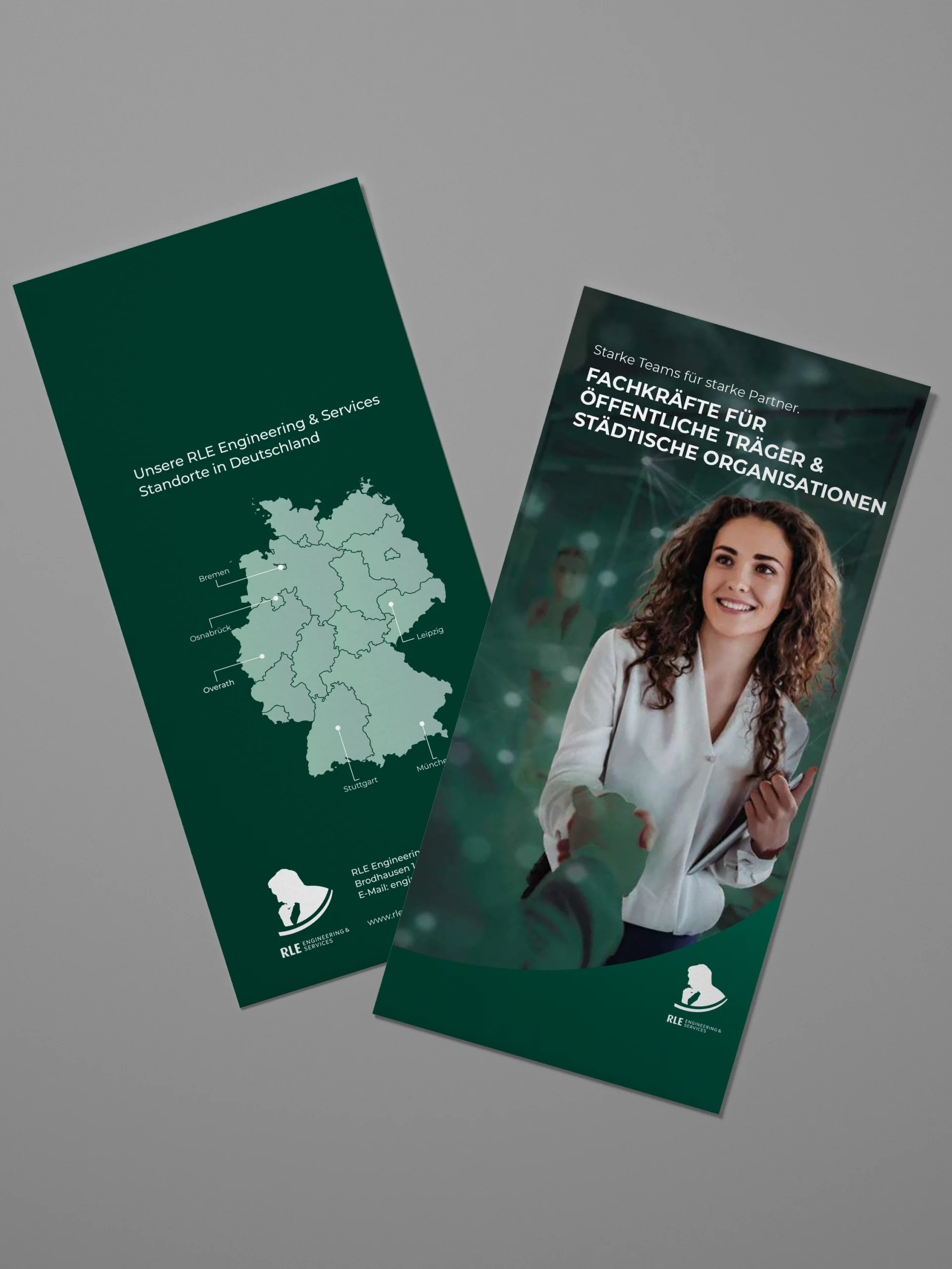 Mock-up eines RLE Engineering & Services Flyers mit Standortkarte Deutschlands und Branchenmotiv. Professionelles Werbematerial zur Präsentation von RLE Engineering & Services Lösungen im Bereich öffentlich Träger und städtische Organisationen
