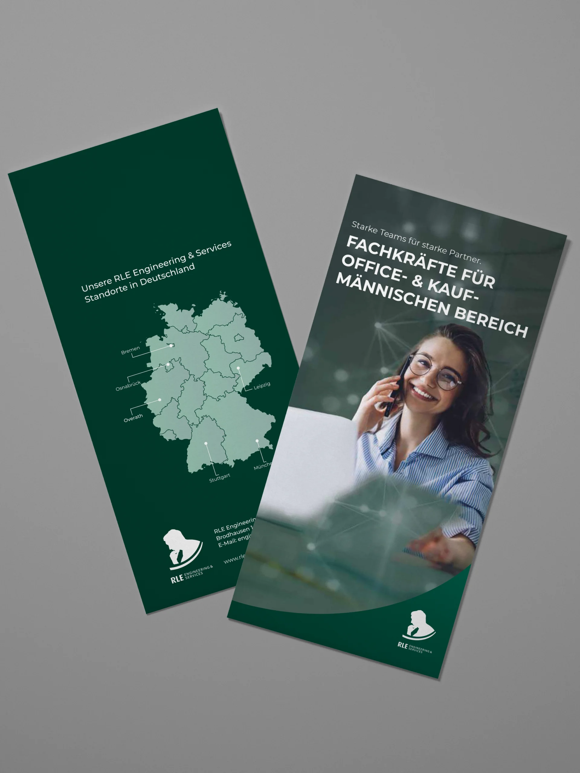 Mock-up eines RLE Engineering & Services Flyers mit Standortkarte Deutschlands und Branchenmotiv. Professionelles Werbematerial zur Präsentation von RLE Engineering & Services Lösungen im Bereich Office und kaufmännischer Bereich