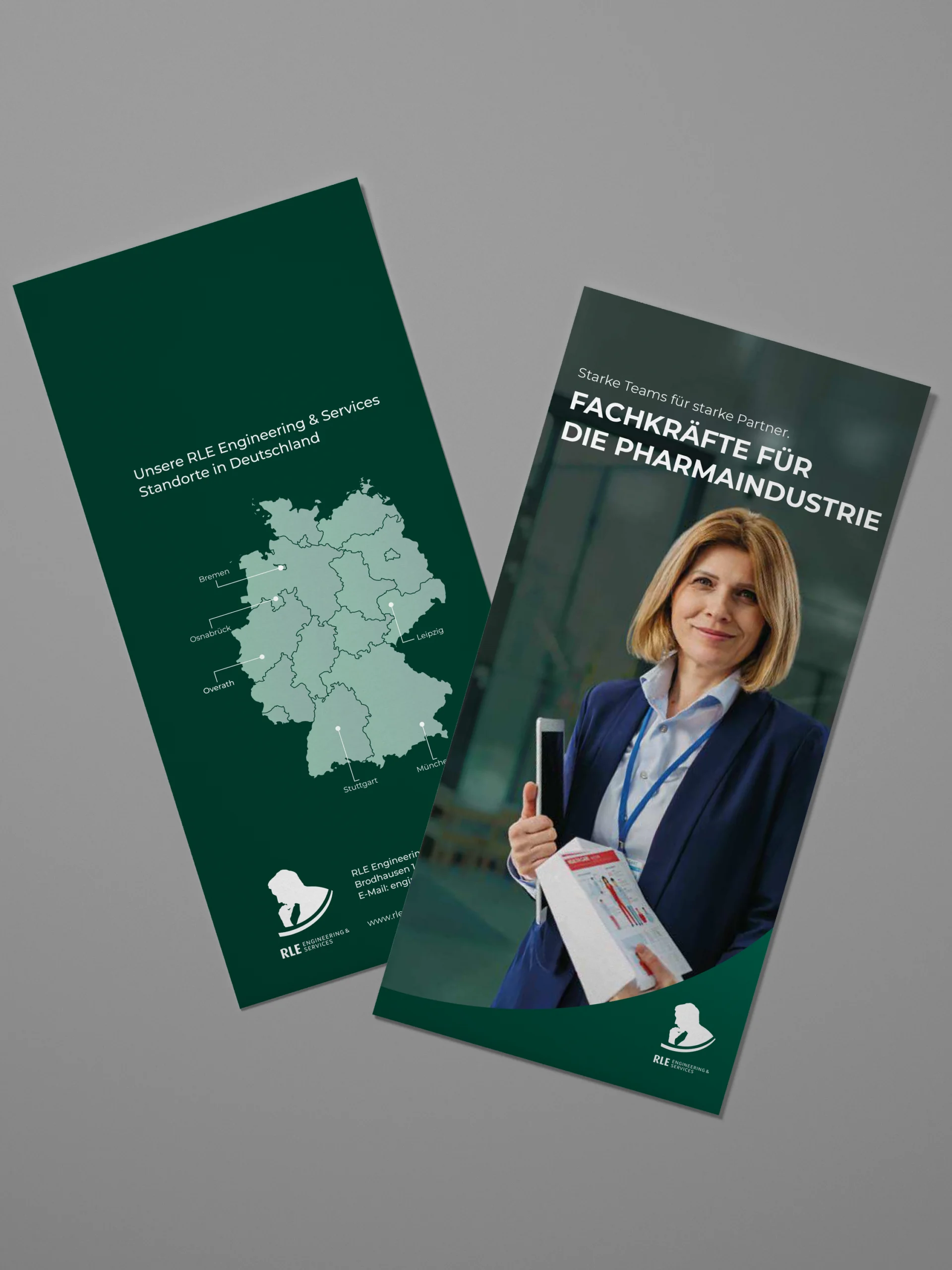 Mock-up eines RLE Engineering & Services Flyers mit Standortkarte Deutschlands und Branchenmotiv. Professionelles Werbematerial zur Präsentation von RLE Engineering & Services Lösungen im Bereich Pharmaindustrie
