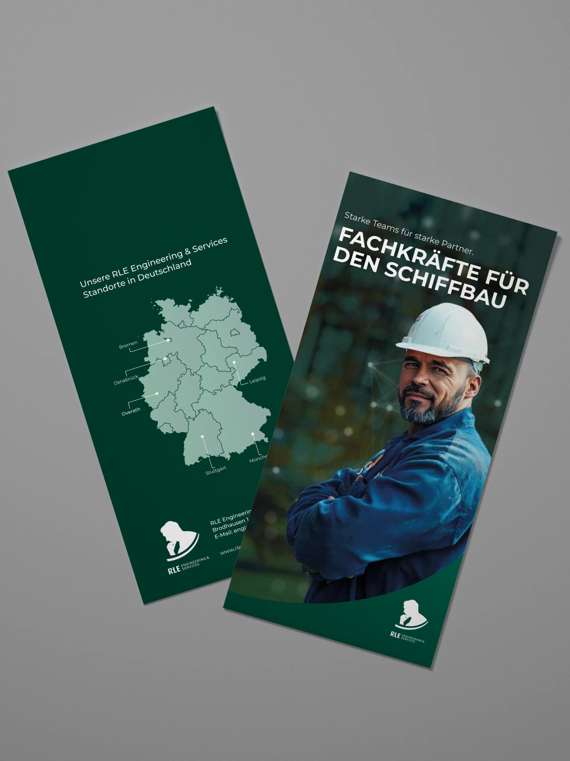 Mock-up eines RLE Engineering & Services Flyers mit Standortkarte Deutschlands und Branchenmotiv. Professionelles Werbematerial zur Präsentation von RLE Engineering & Services Lösungen im Bereich Schiffbau