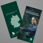 Mock-up eines RLE Engineering & Services Flyers mit Standortkarte Deutschlands und Branchenmotiv. Professionelles Werbematerial zur Präsentation von RLE Engineering & Services Lösungen im Bereich Sondermaschinenbau