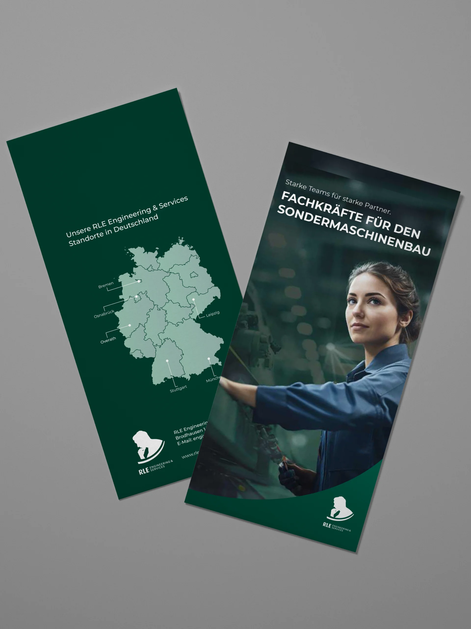 Mock-up eines RLE Engineering & Services Flyers mit Standortkarte Deutschlands und Branchenmotiv. Professionelles Werbematerial zur Präsentation von RLE Engineering & Services Lösungen im Bereich Sondermaschinenbau
