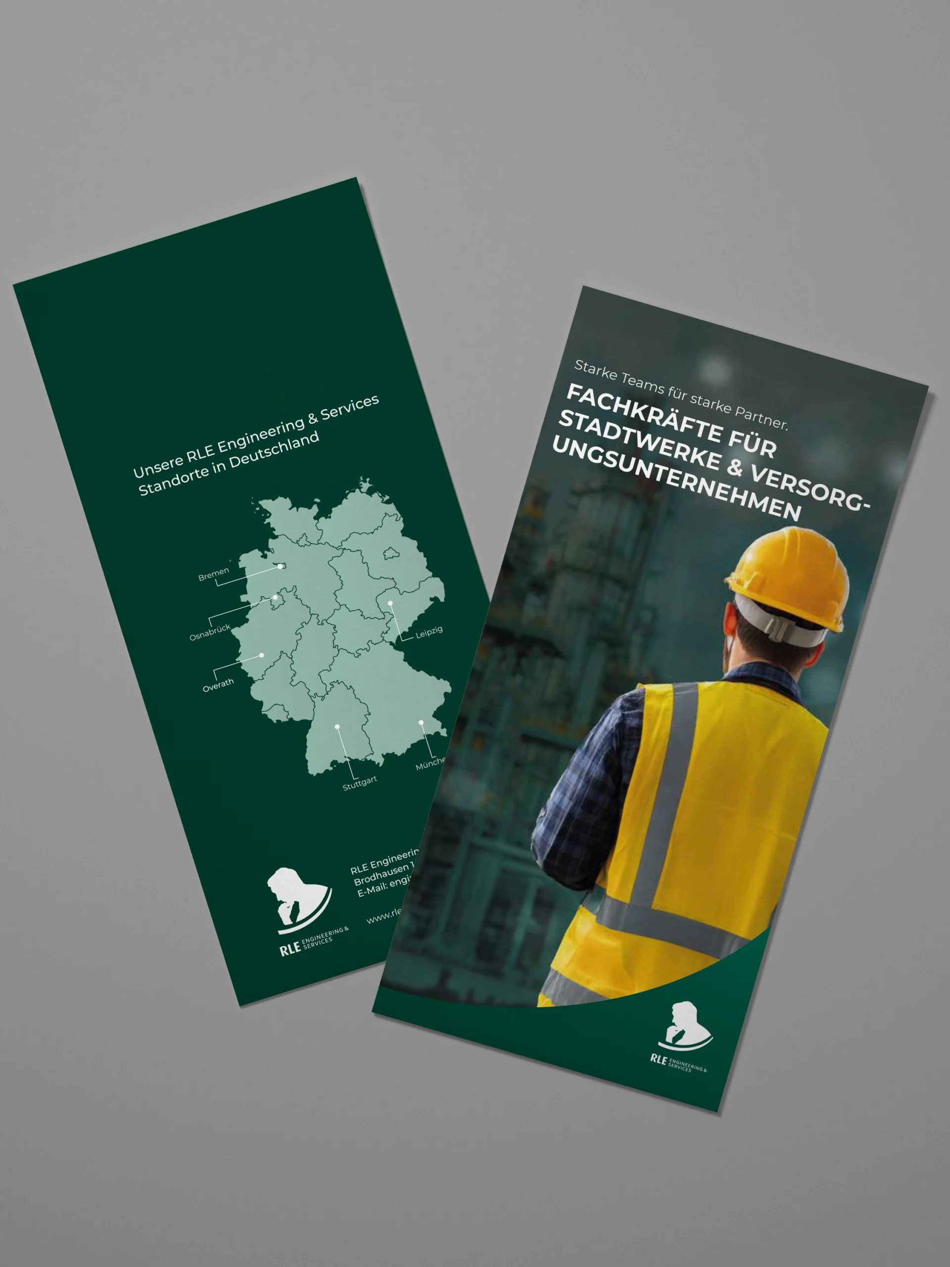 Mock-up eines RLE Engineering & Services Flyers mit Standortkarte Deutschlands und Branchenmotiv. Professionelles Werbematerial zur Präsentation von RLE Engineering & Services Lösungen im Bereich Stadtwerke und Versorgungsunternehmen