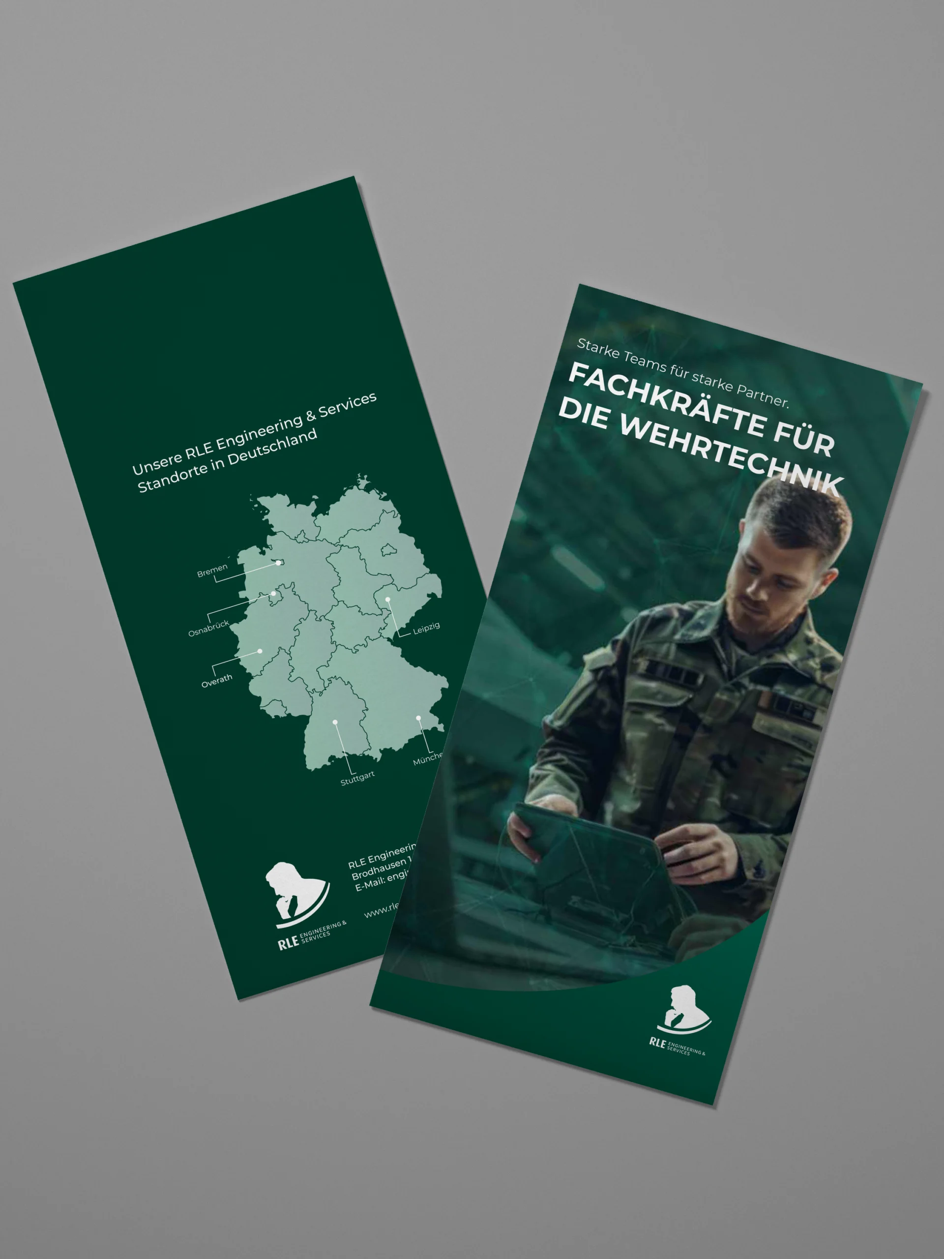 Mock-up eines RLE Engineering & Services Flyers mit Standortkarte Deutschlands und Branchenmotiv. Professionelles Werbematerial zur Präsentation von RLE Engineering & Services Lösungen im Bereich Wehrtechnik.