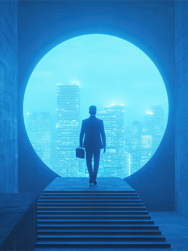 Eine Person in Businesskleidung steht mit einem Aktenkoffer auf einer Treppe und blickt durch ein großes, rundes Fenster auf eine moderne Stadt mit leuchtenden Hochhäusern. Die Szene ist in kühlem, bläulichem Licht gehalten und vermittelt den Eindruck eines neuen beruflichen Aufbruchs oder einer Perspektive in der Arbeitswelt.