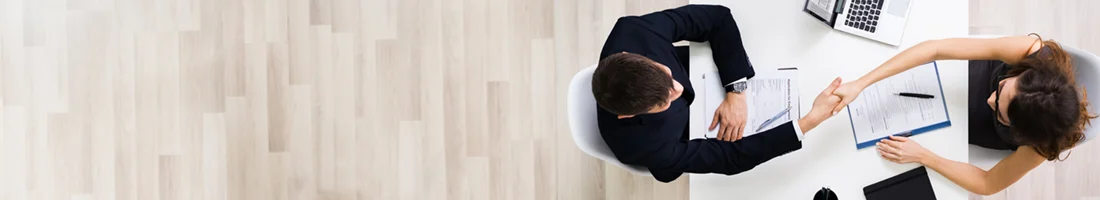 Bewerber und Recruiter sitzen sich im Gespräch gegenüber, reichen sich nach einem erfolgreichen Vorstellungsgespräch die Hand – Fokus auf Berufseinstieg im technischen Bereich, Bewerbungstipps und professioneller Auftritt im Interview.
