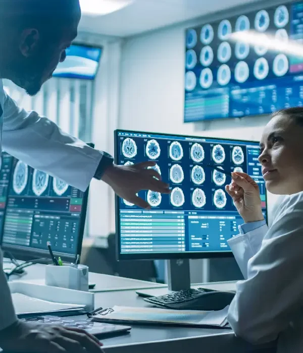 Zwei Wissenschaftler des Laboratoriums für Hirnforschung arbeiten an einem Projekt, das mit Hilfe der Medizintechnik Anomalien des Gehirns aufzeigt.